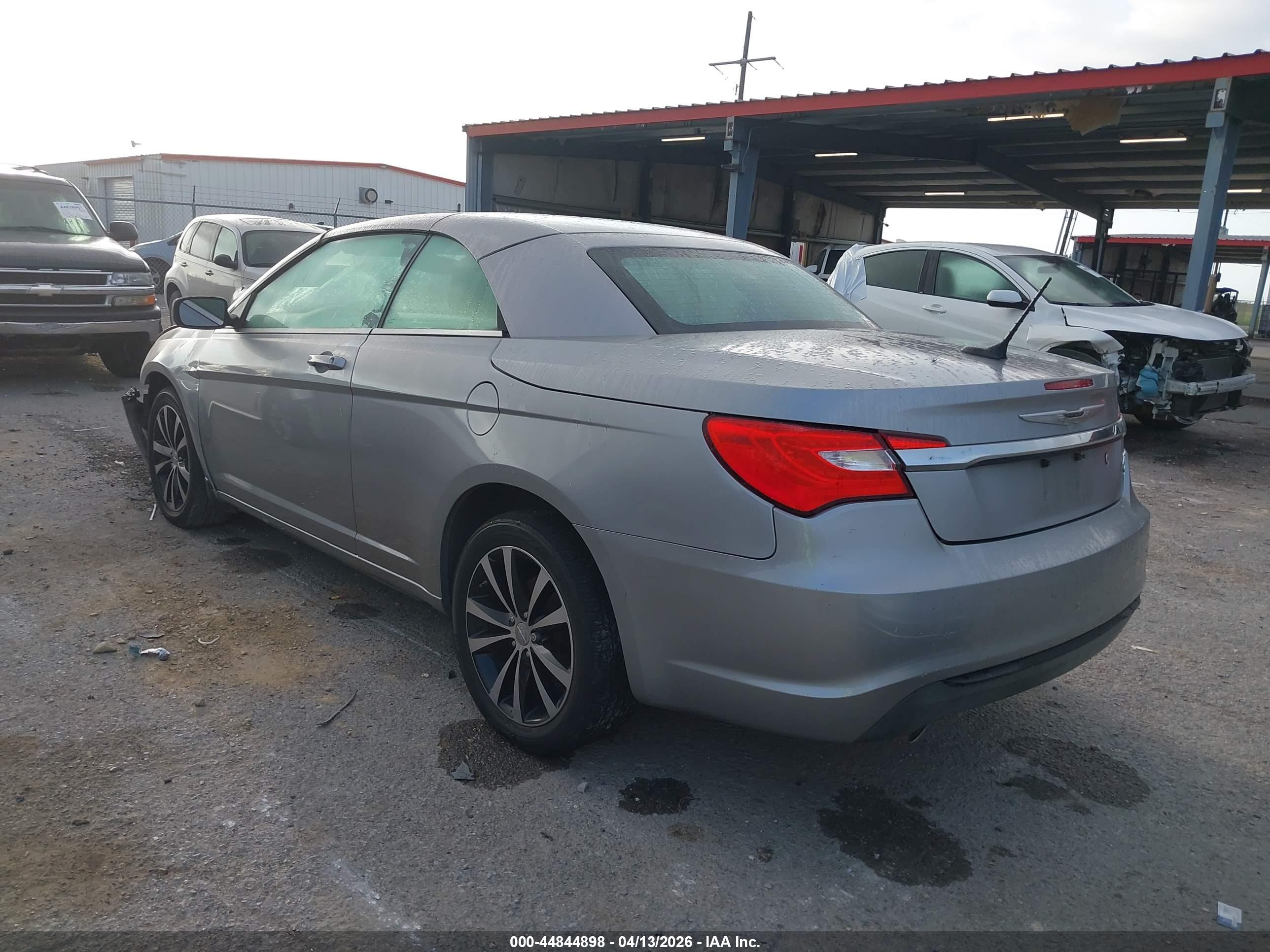 CHRYSLER 200 image 3