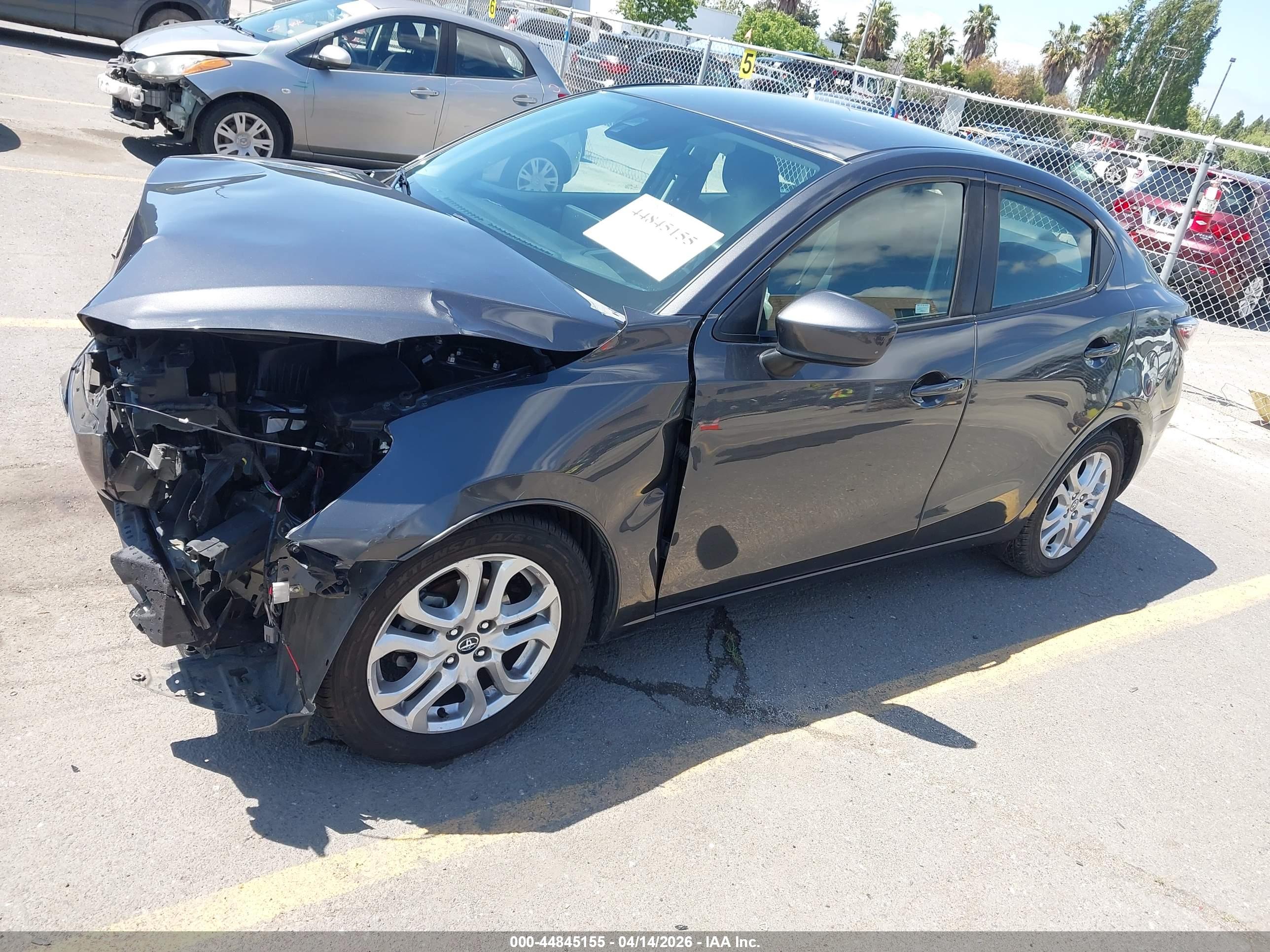 TOYOTA YARIS image 2