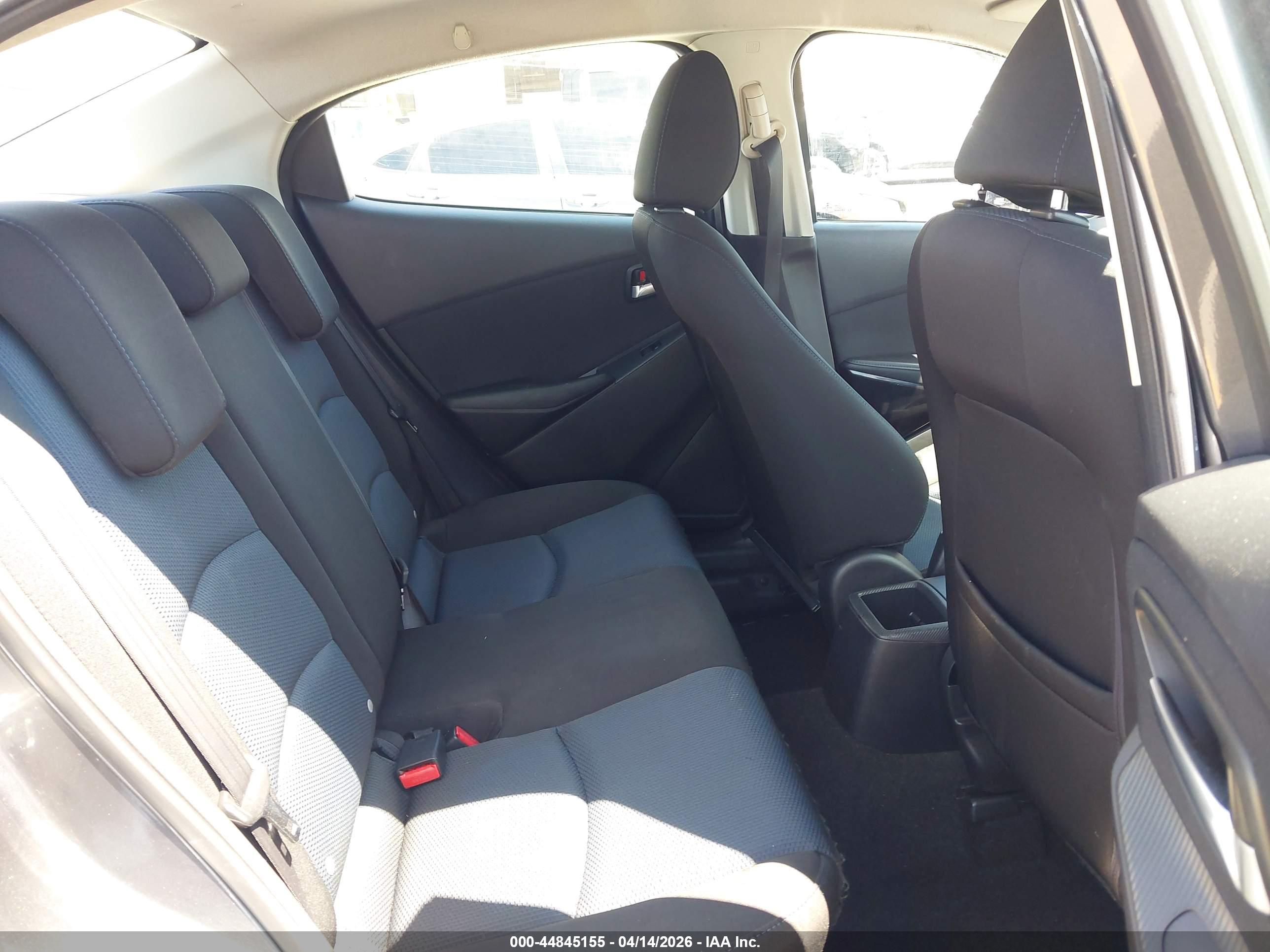 TOYOTA YARIS image 8