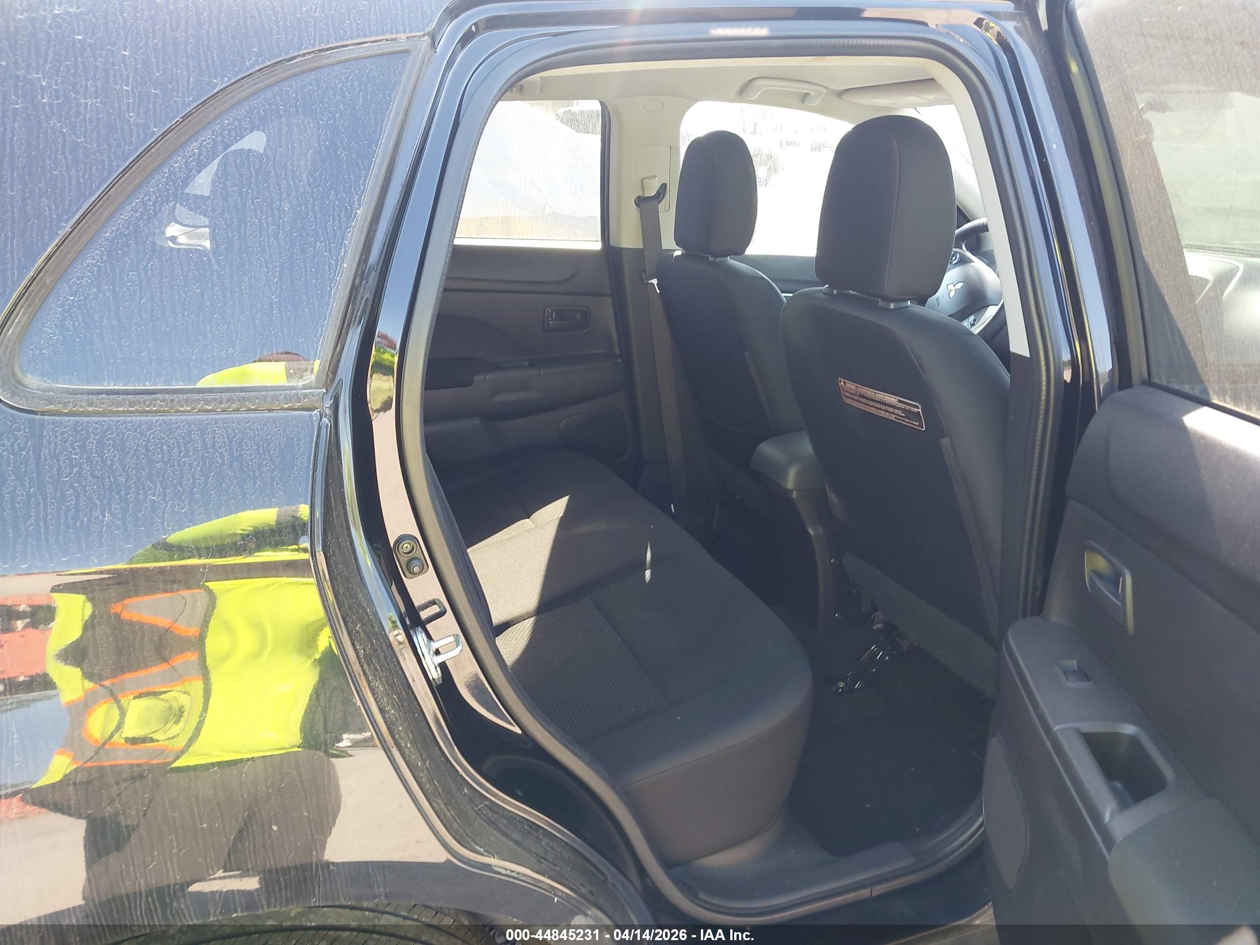 MITSUBISHI OUTLANDER image 8
