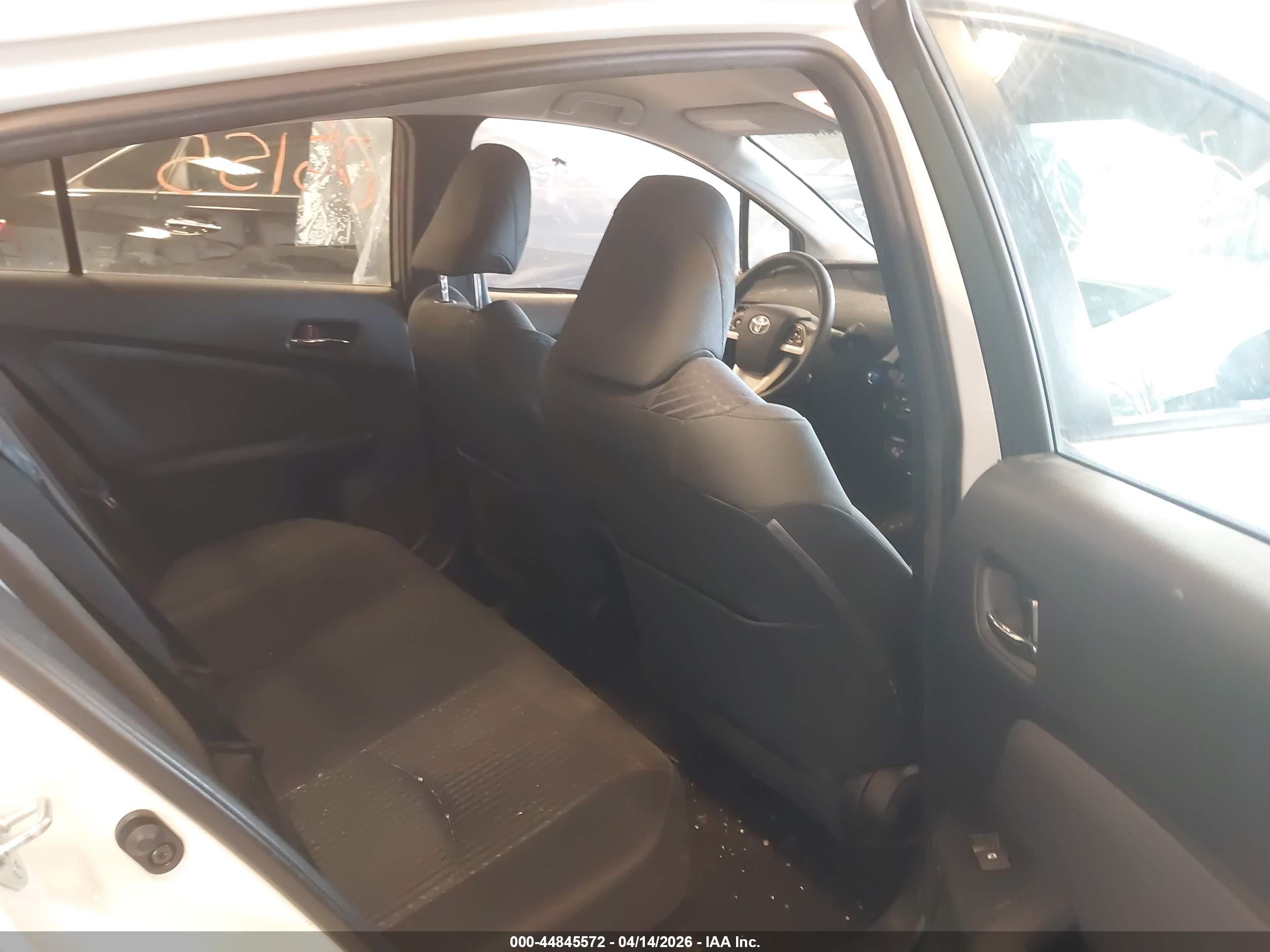 TOYOTA PRIUS image 8
