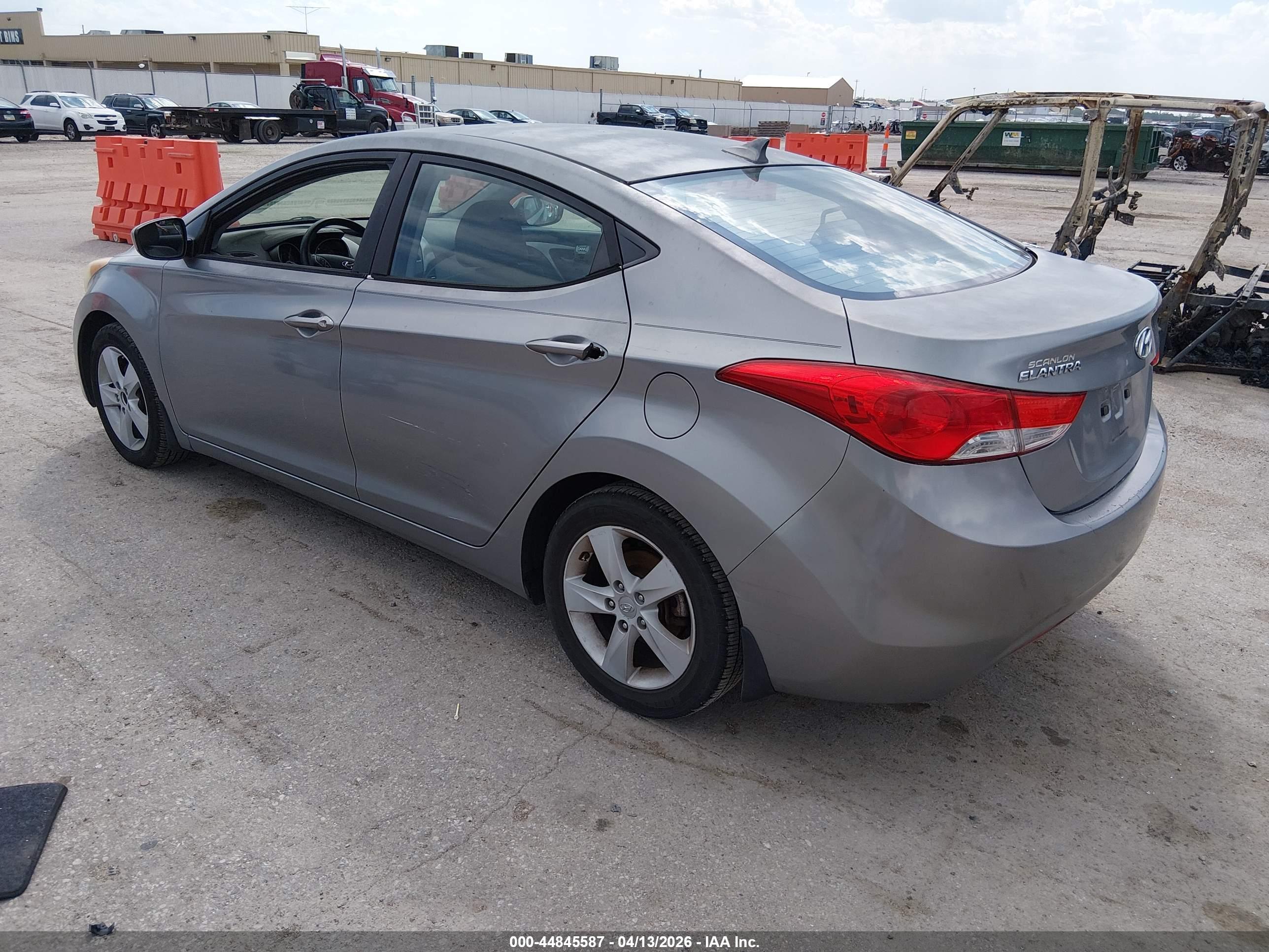 HYUNDAI ELANTRA image 3