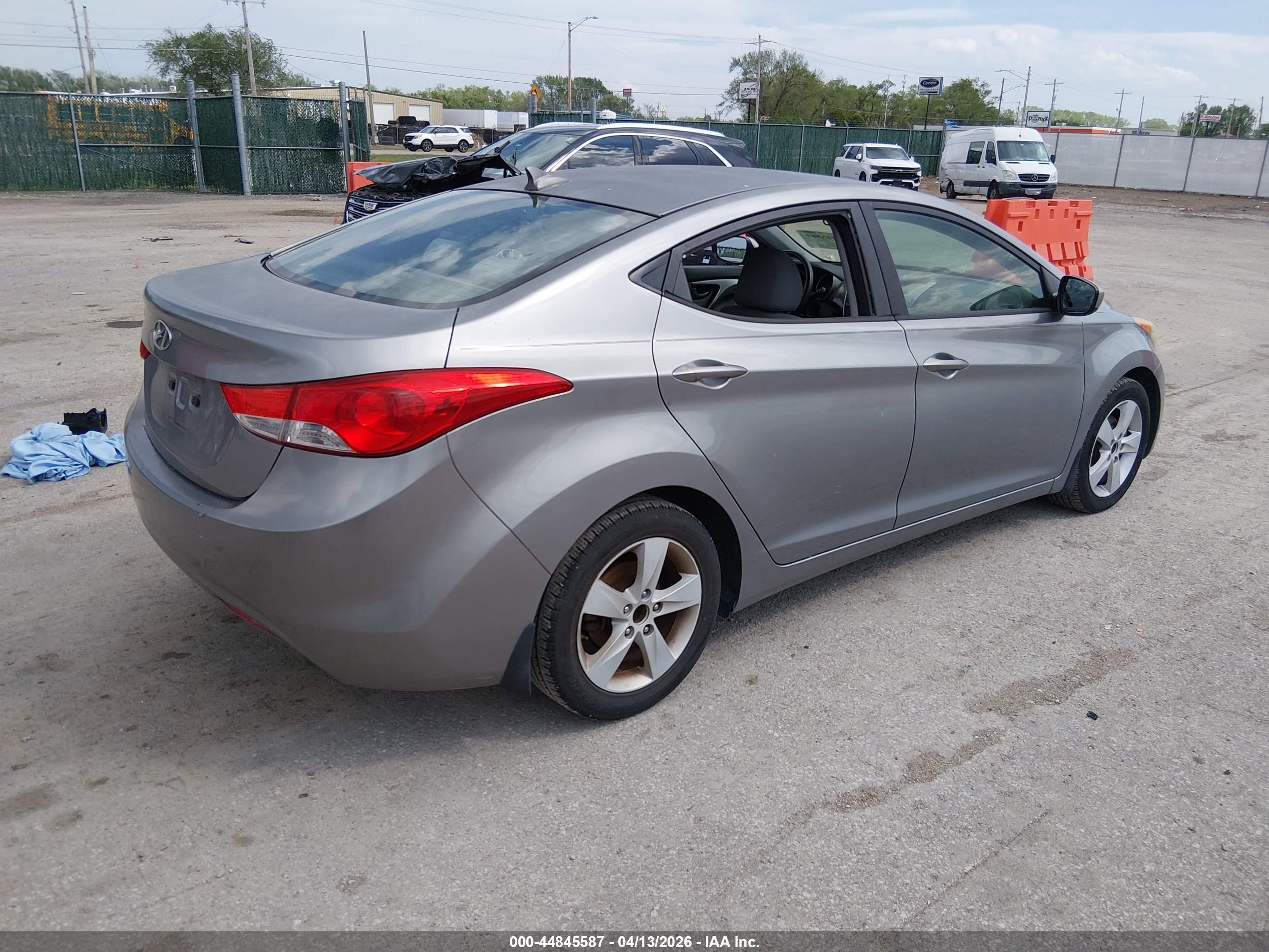 HYUNDAI ELANTRA image 4