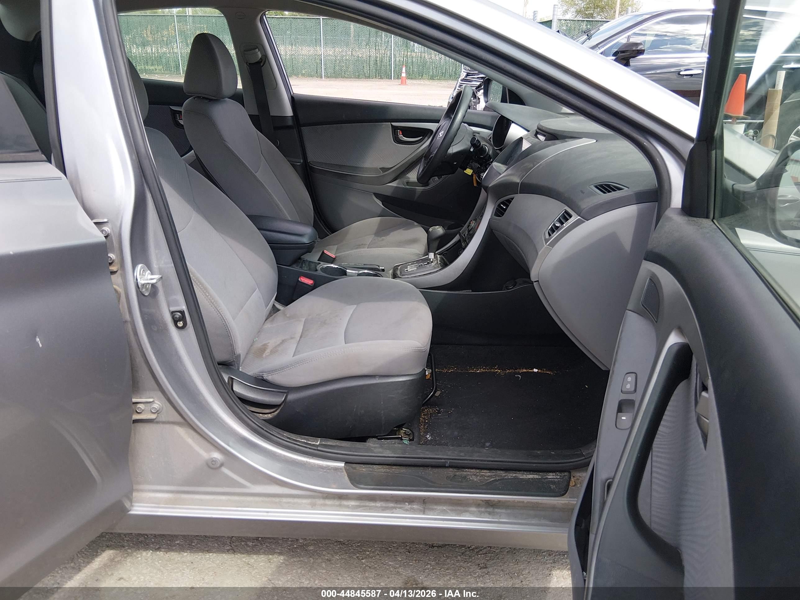 HYUNDAI ELANTRA image 5