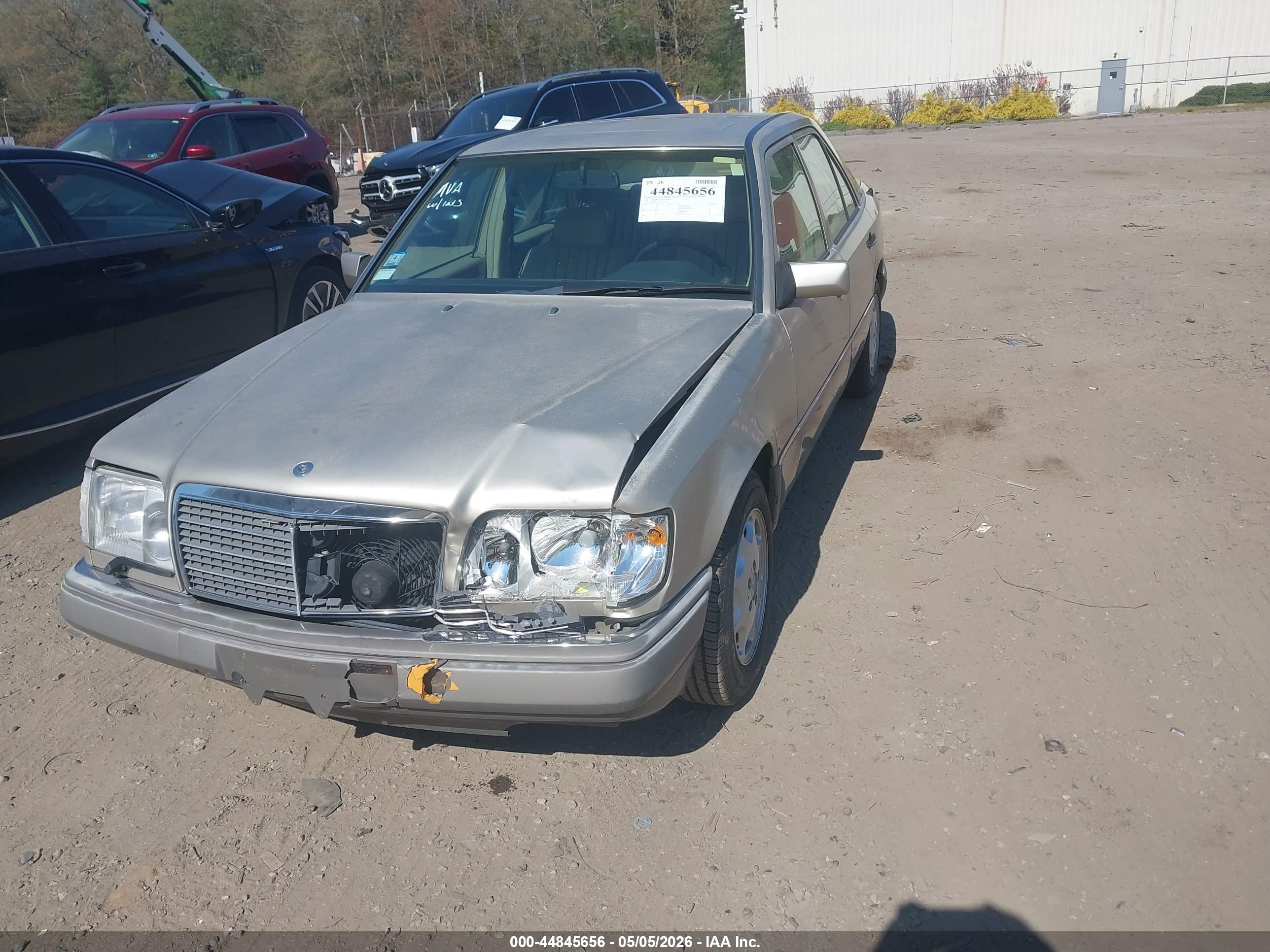 MERCEDES-BENZ E image 2