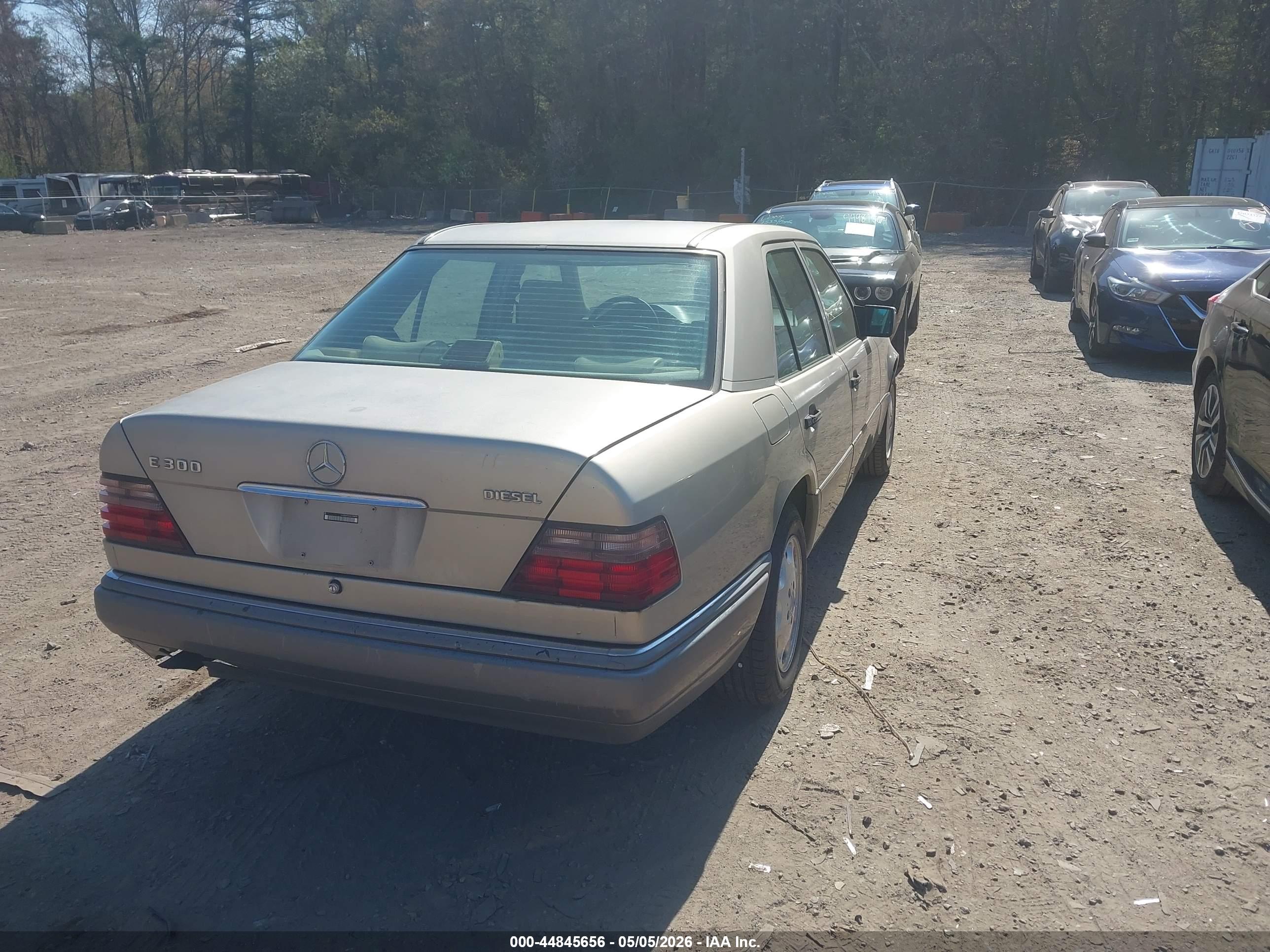 MERCEDES-BENZ E image 4
