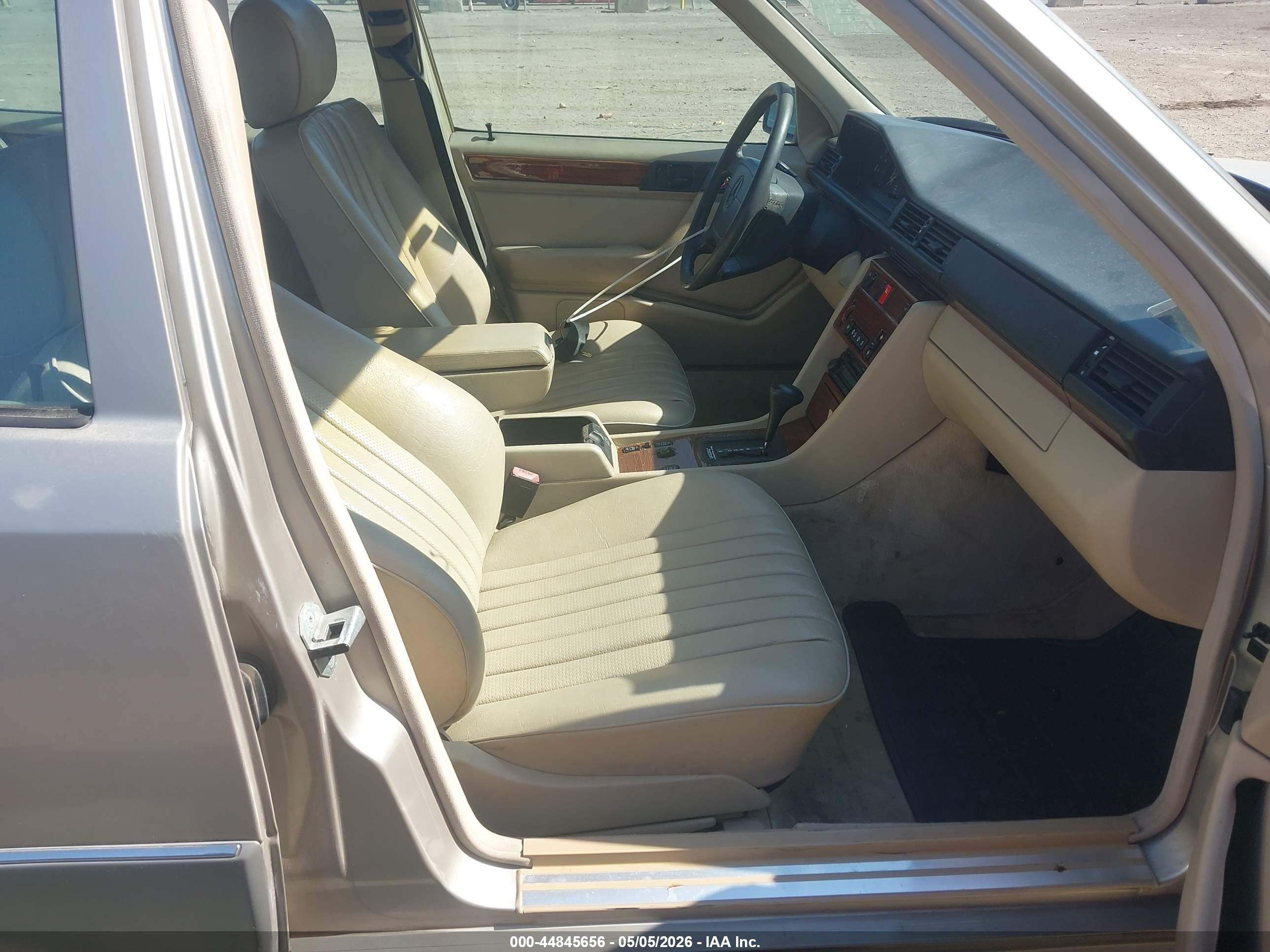 MERCEDES-BENZ E image 5