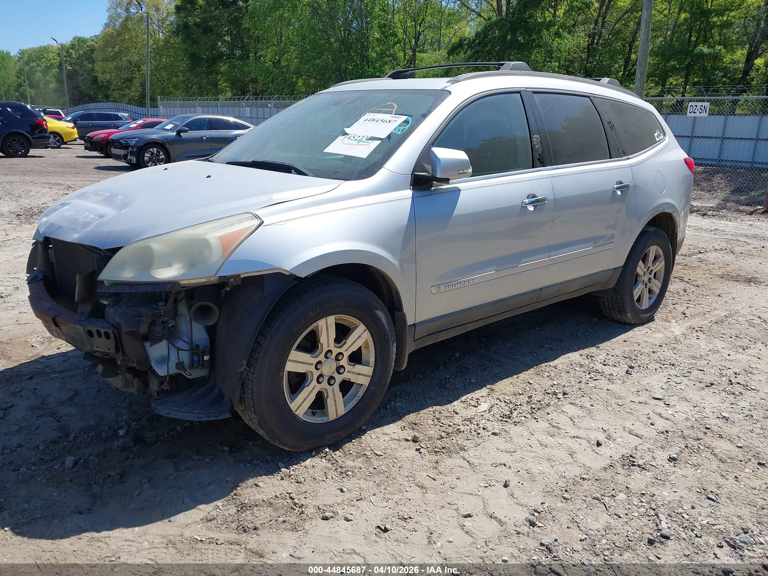 CHEVROLET TRAVERSE image 2