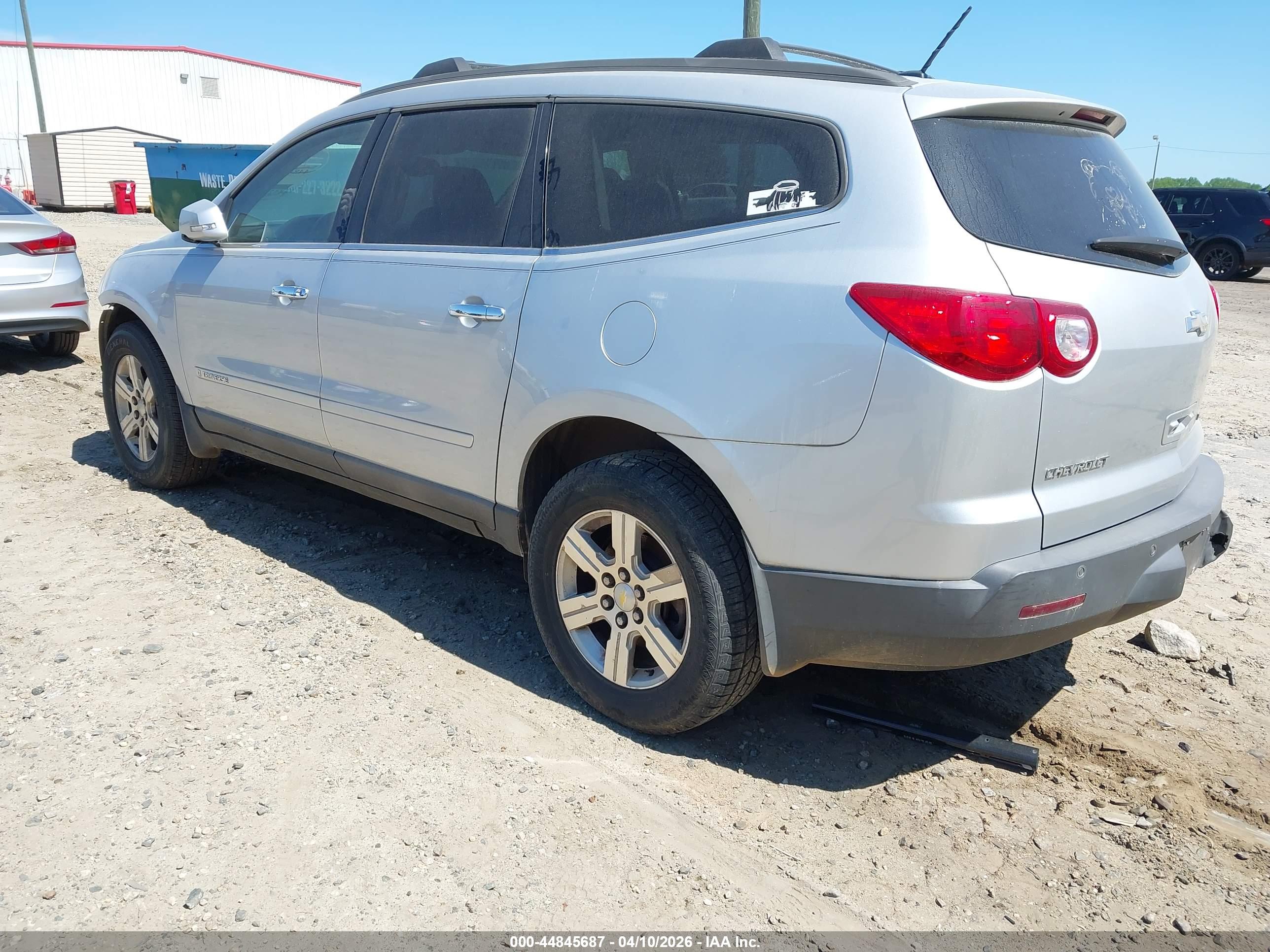 CHEVROLET TRAVERSE image 3