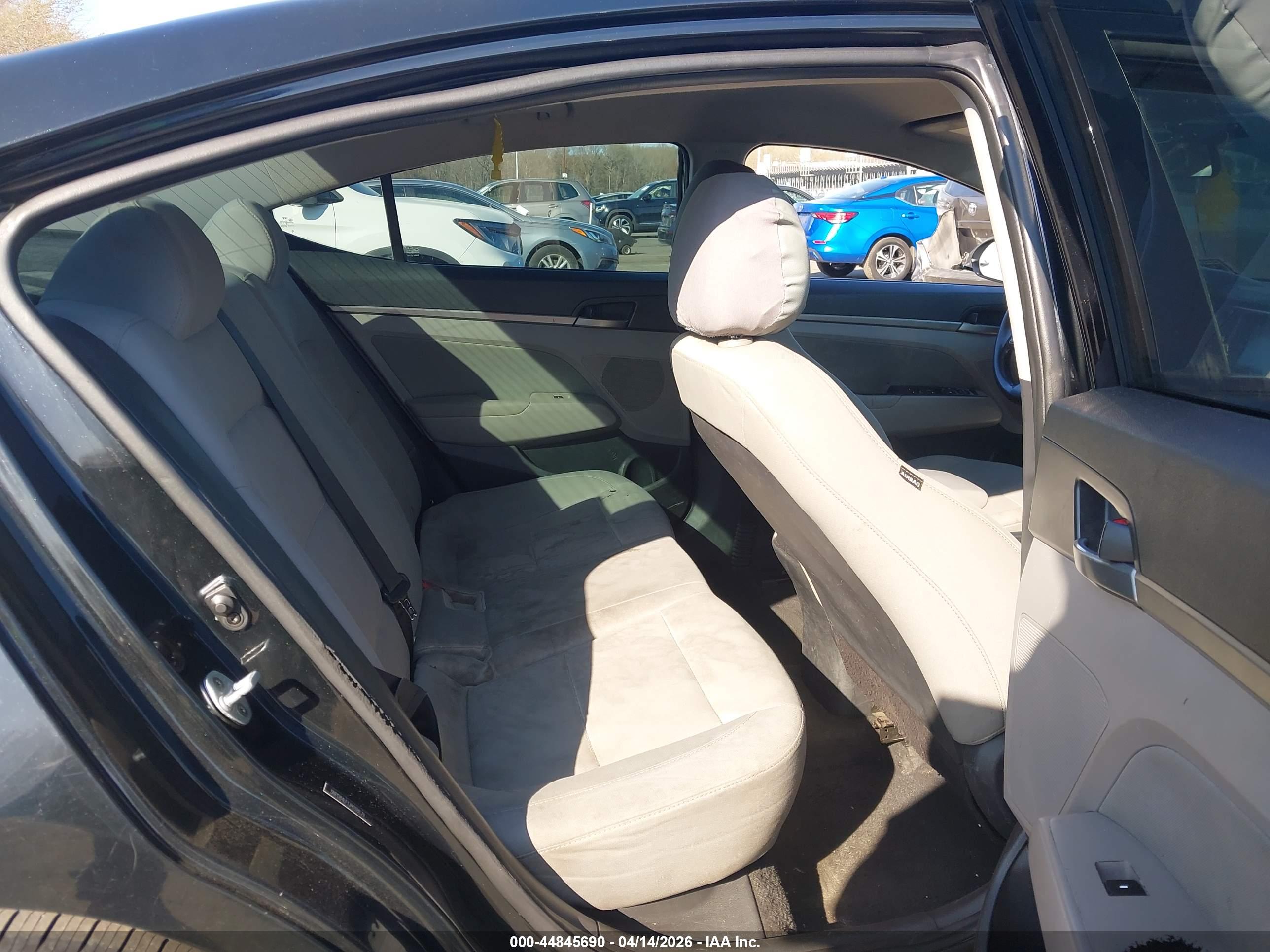 HYUNDAI ELANTRA image 8