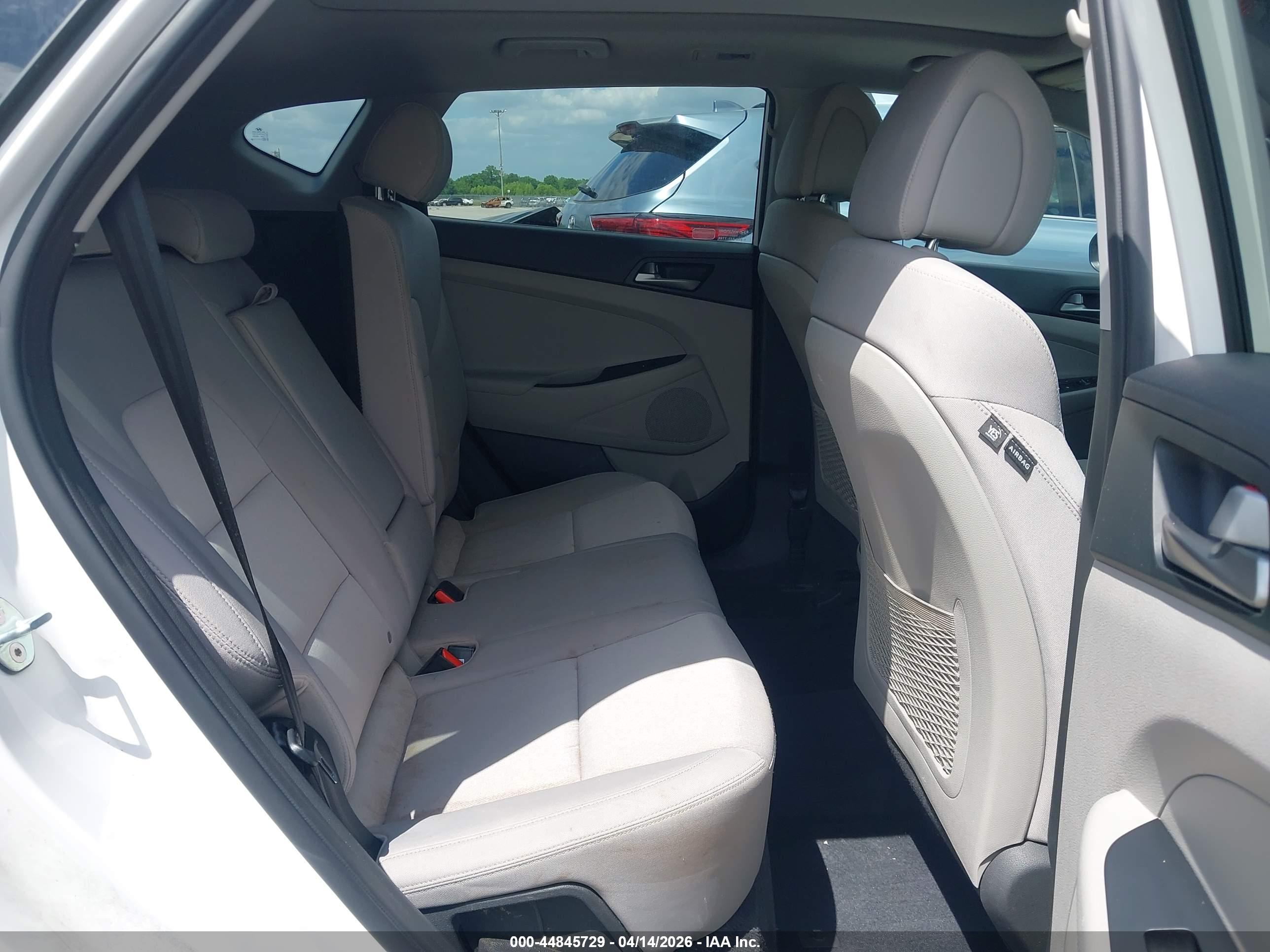 HYUNDAI TUCSON image 8