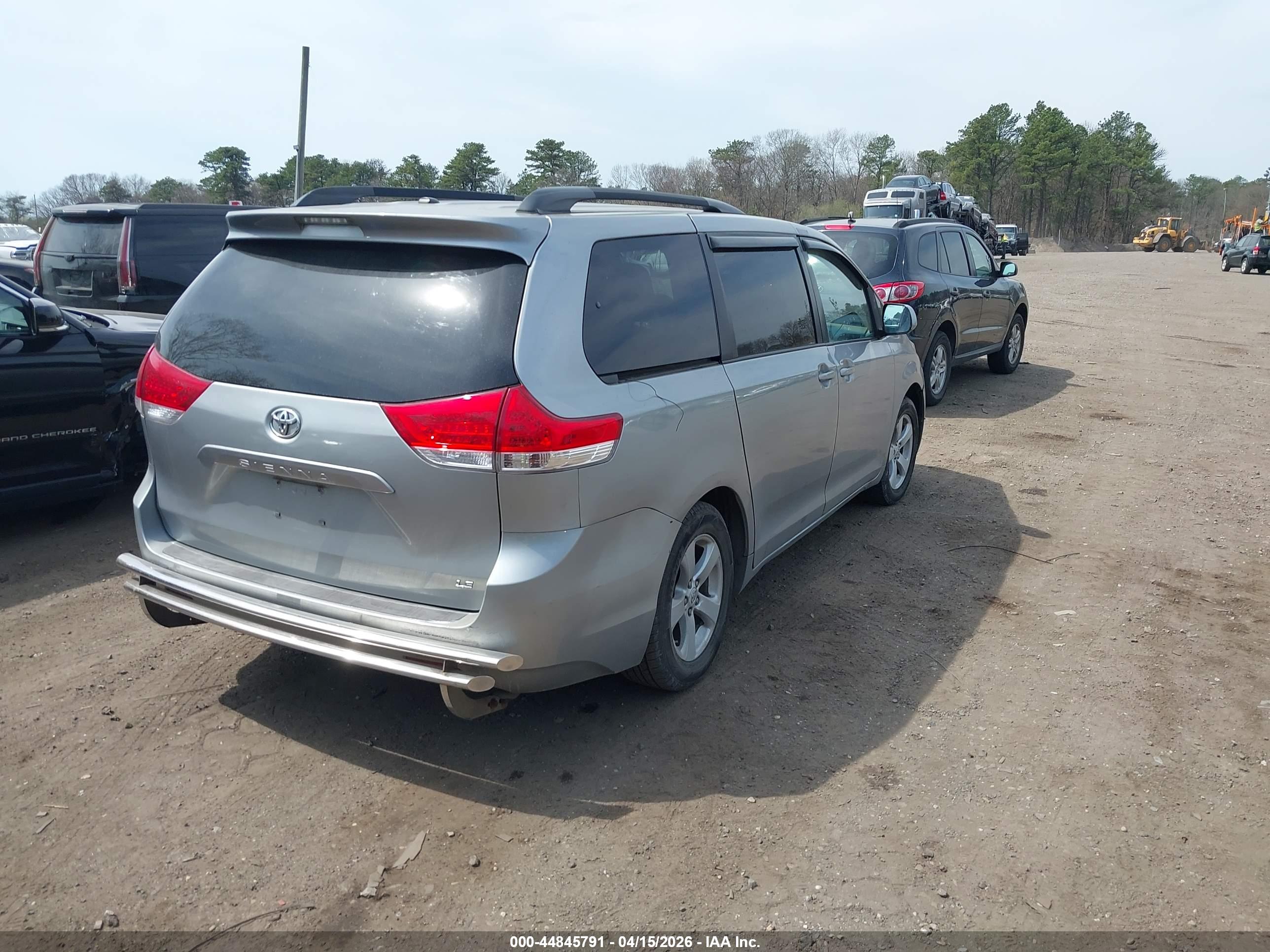TOYOTA SIENNA image 4