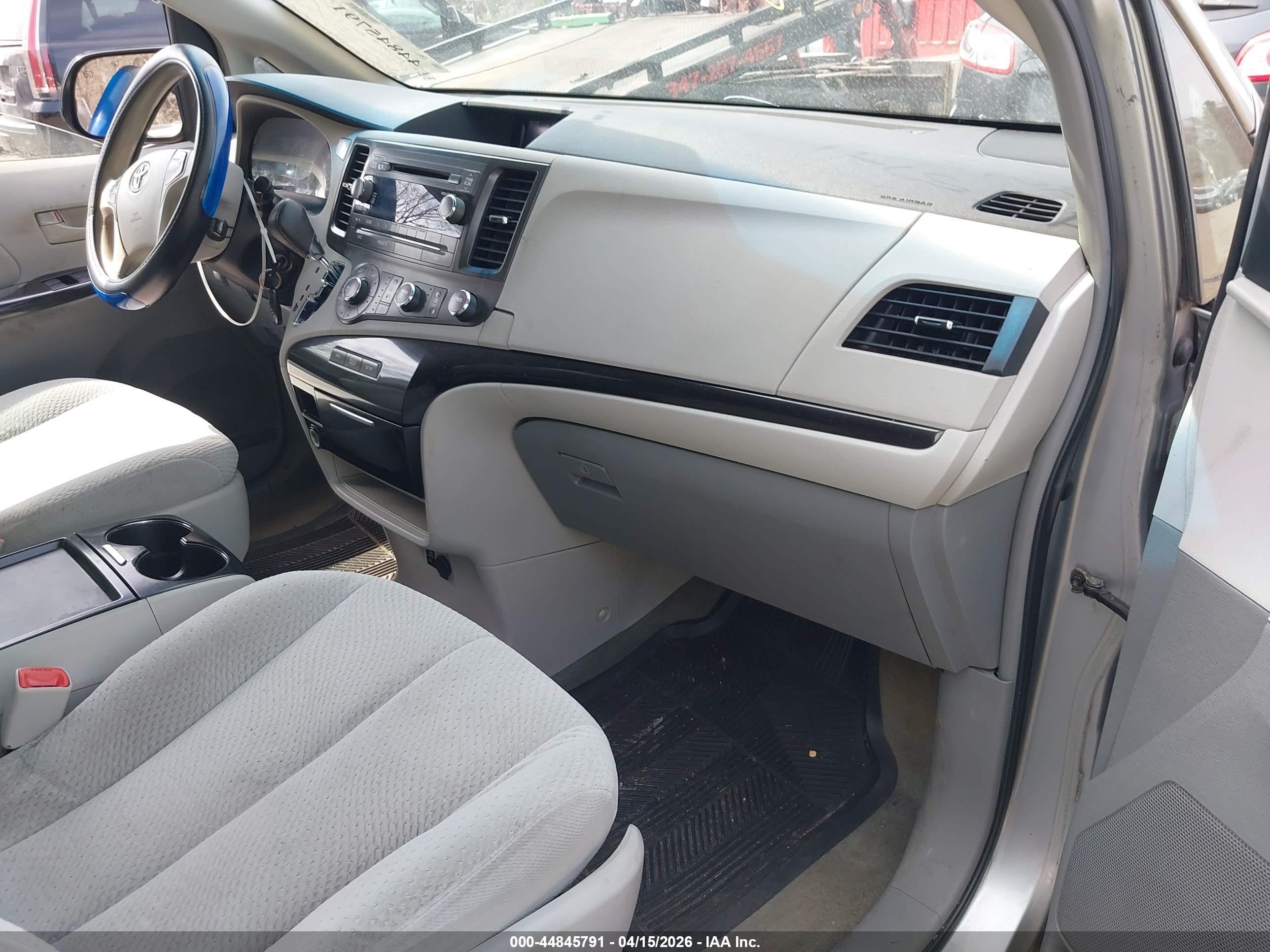 TOYOTA SIENNA image 5