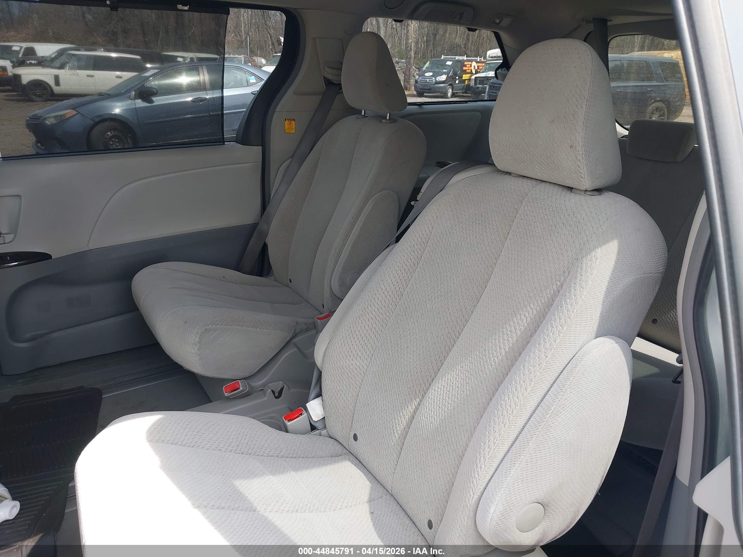 TOYOTA SIENNA image 8