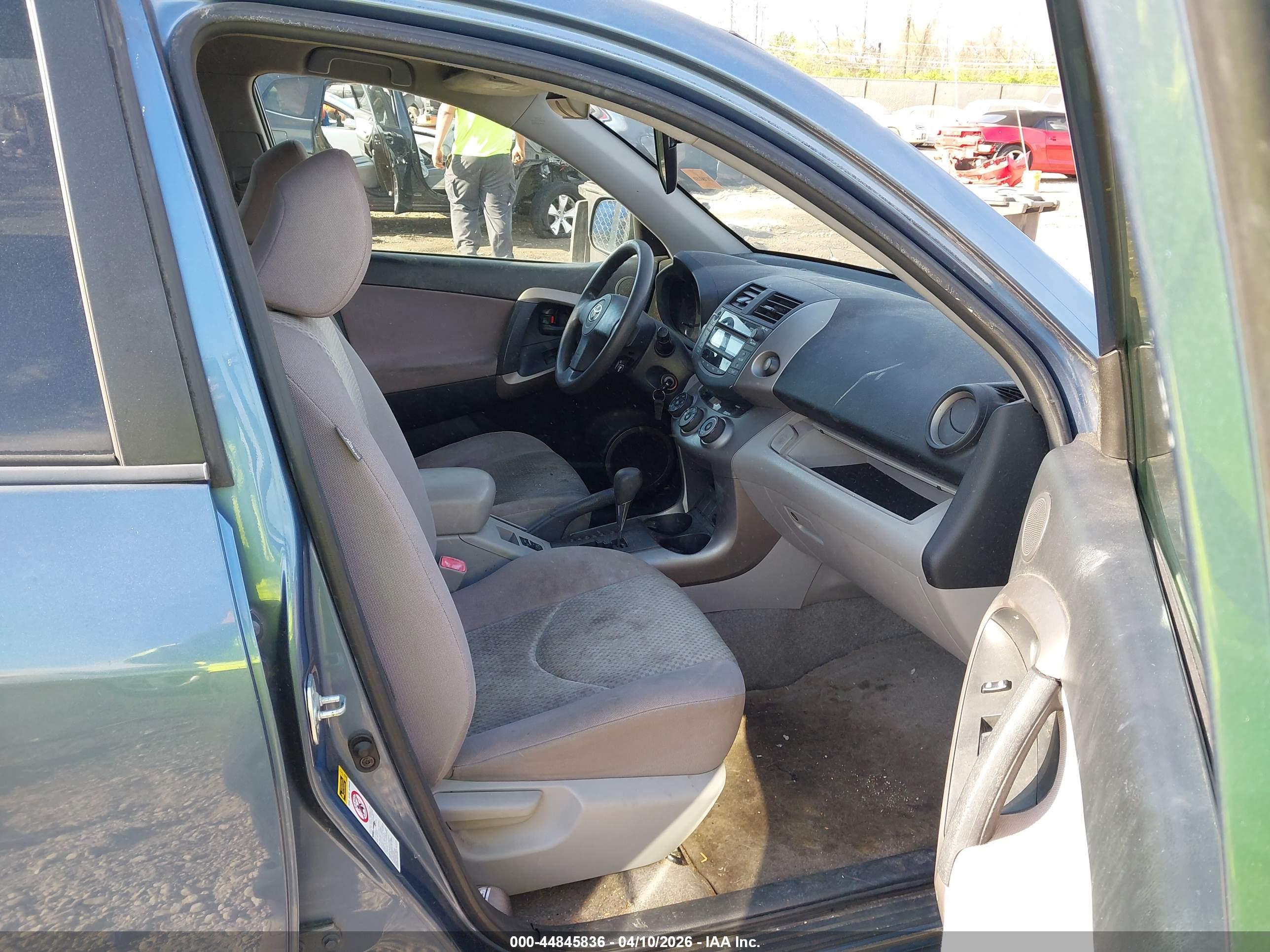 TOYOTA RAV4 image 5