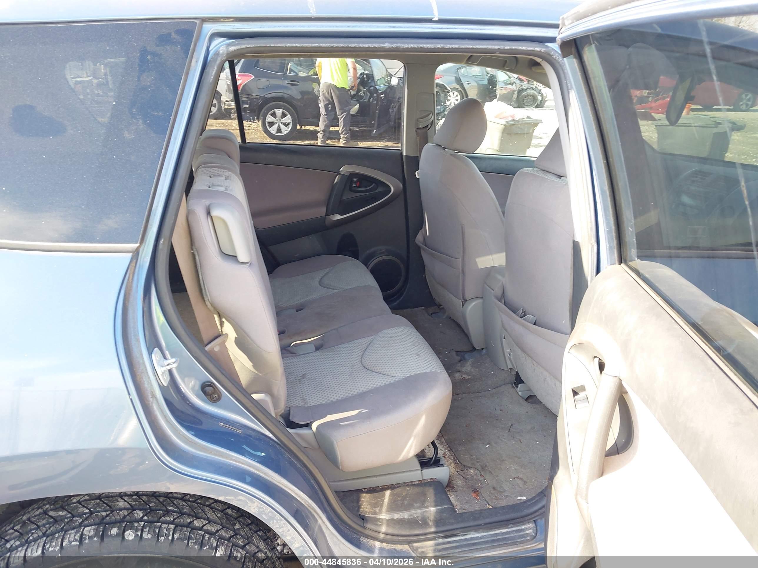 TOYOTA RAV4 image 8