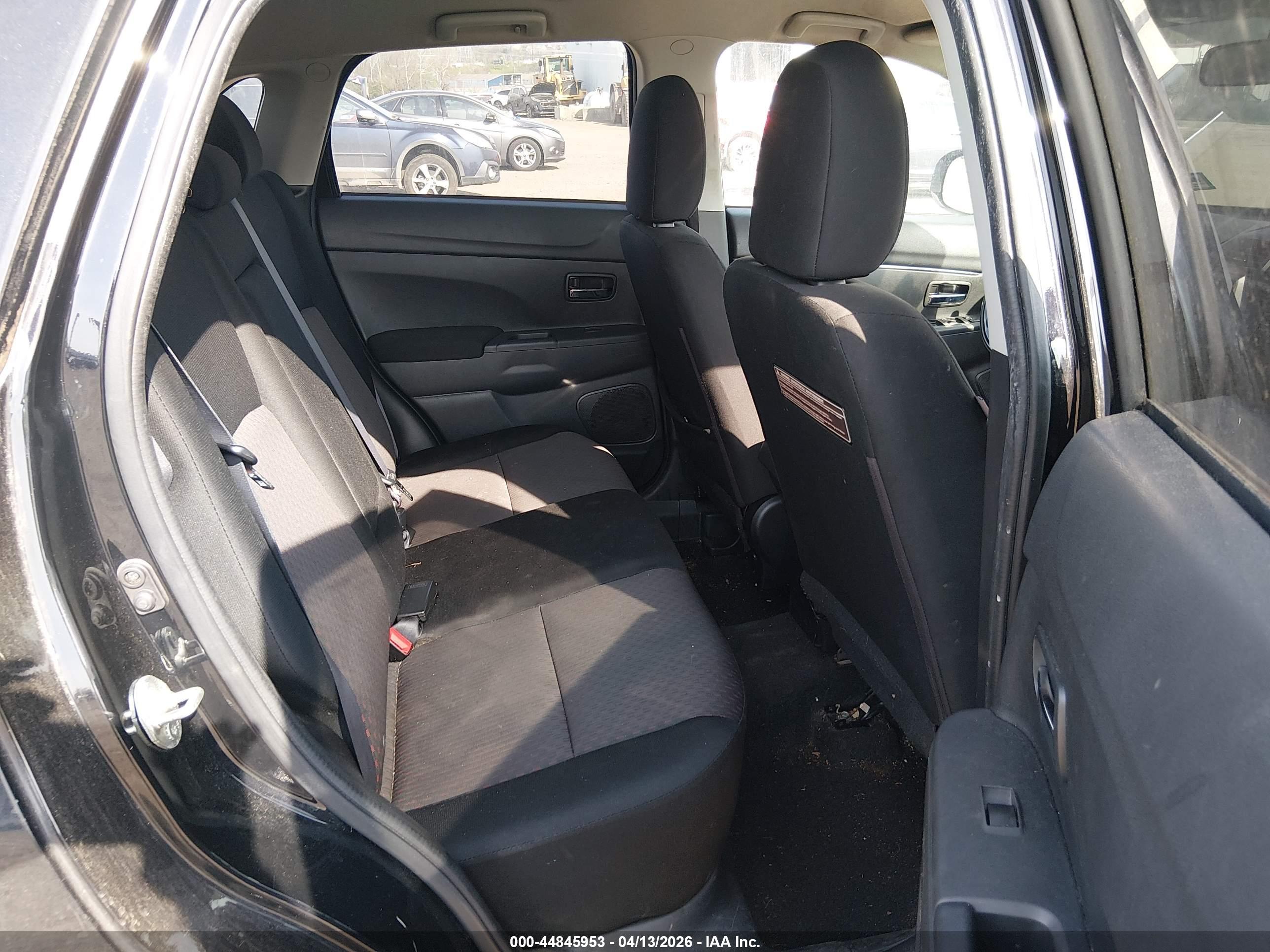 MITSUBISHI OUTLANDER image 8
