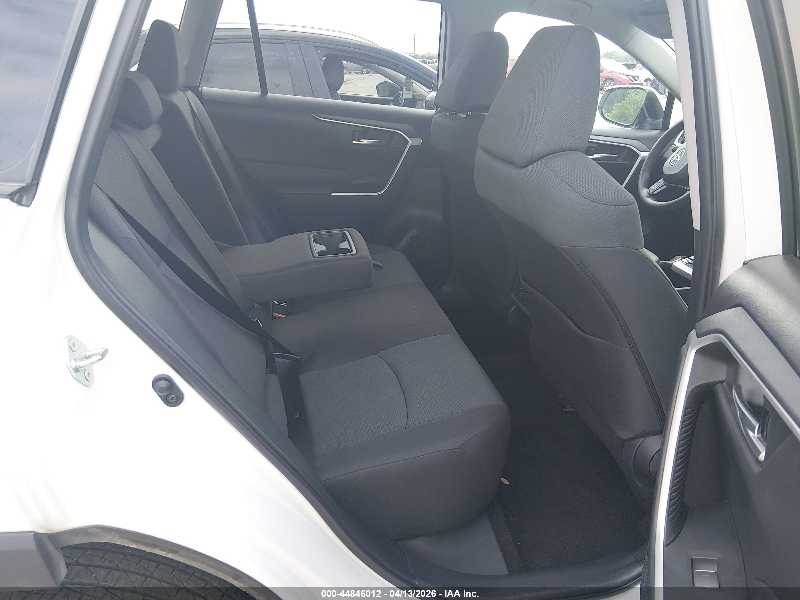 TOYOTA RAV4 image 8