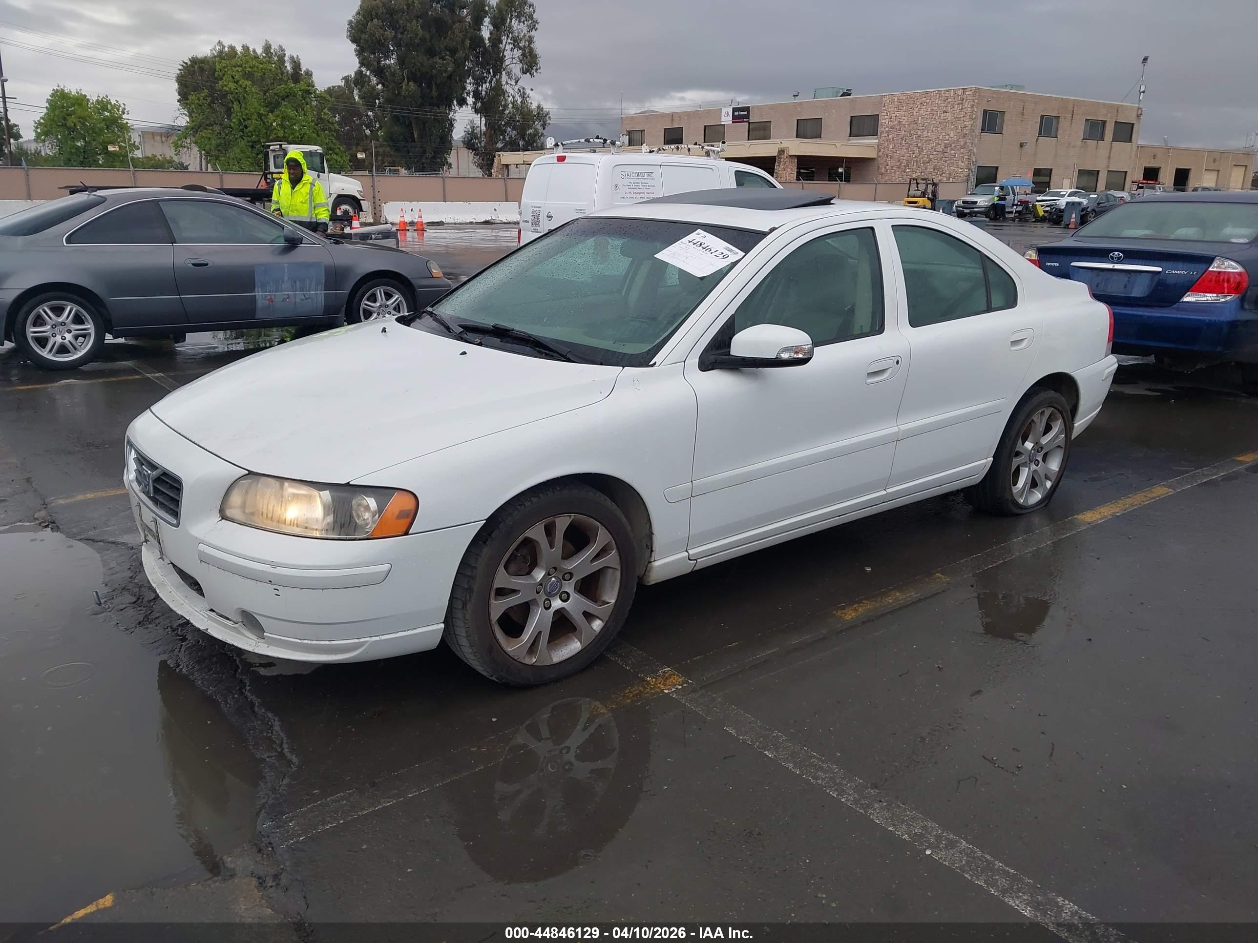 VOLVO S60 image 2