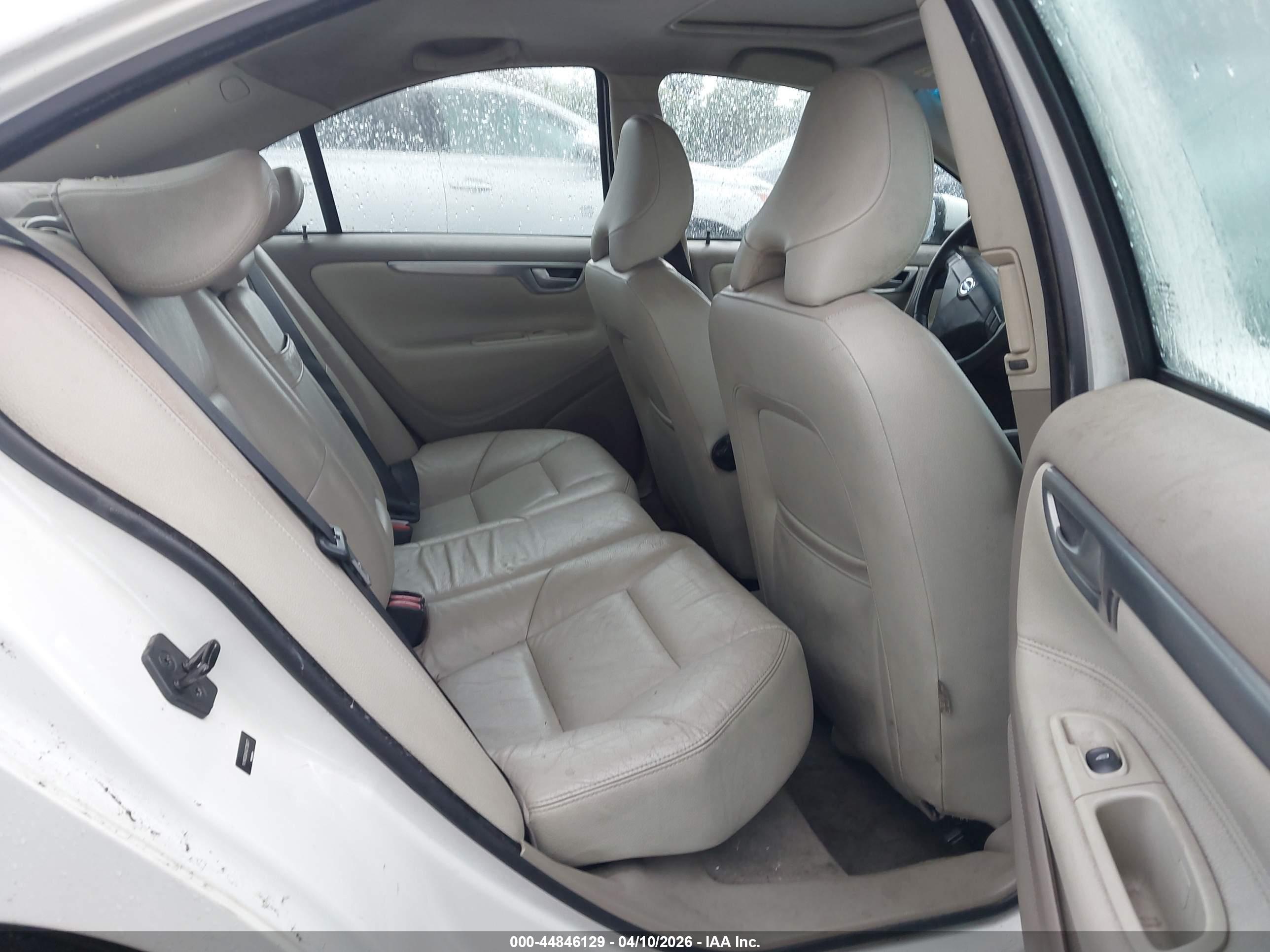 VOLVO S60 image 8