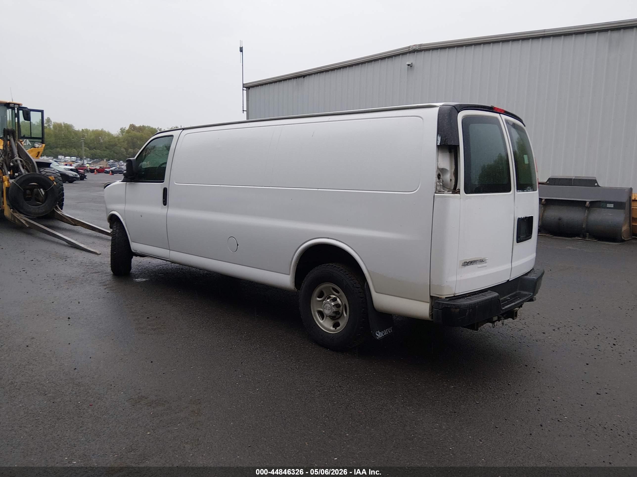 CHEVROLET EXPRESS image 3