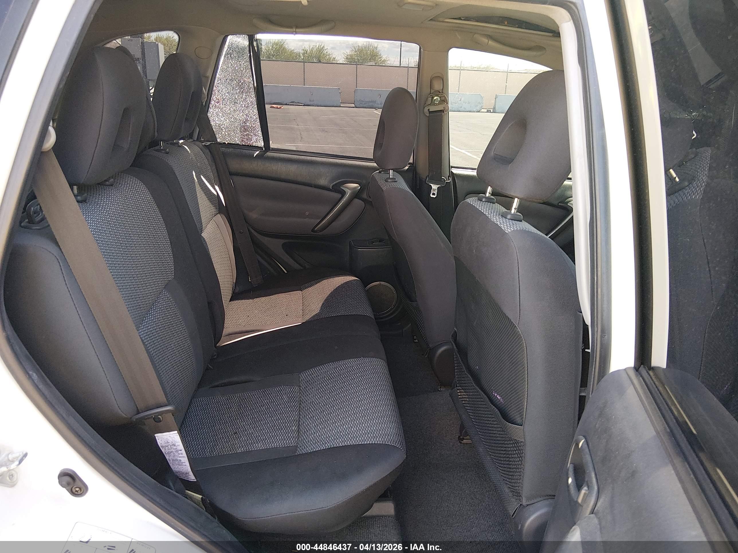 TOYOTA RAV4 image 8