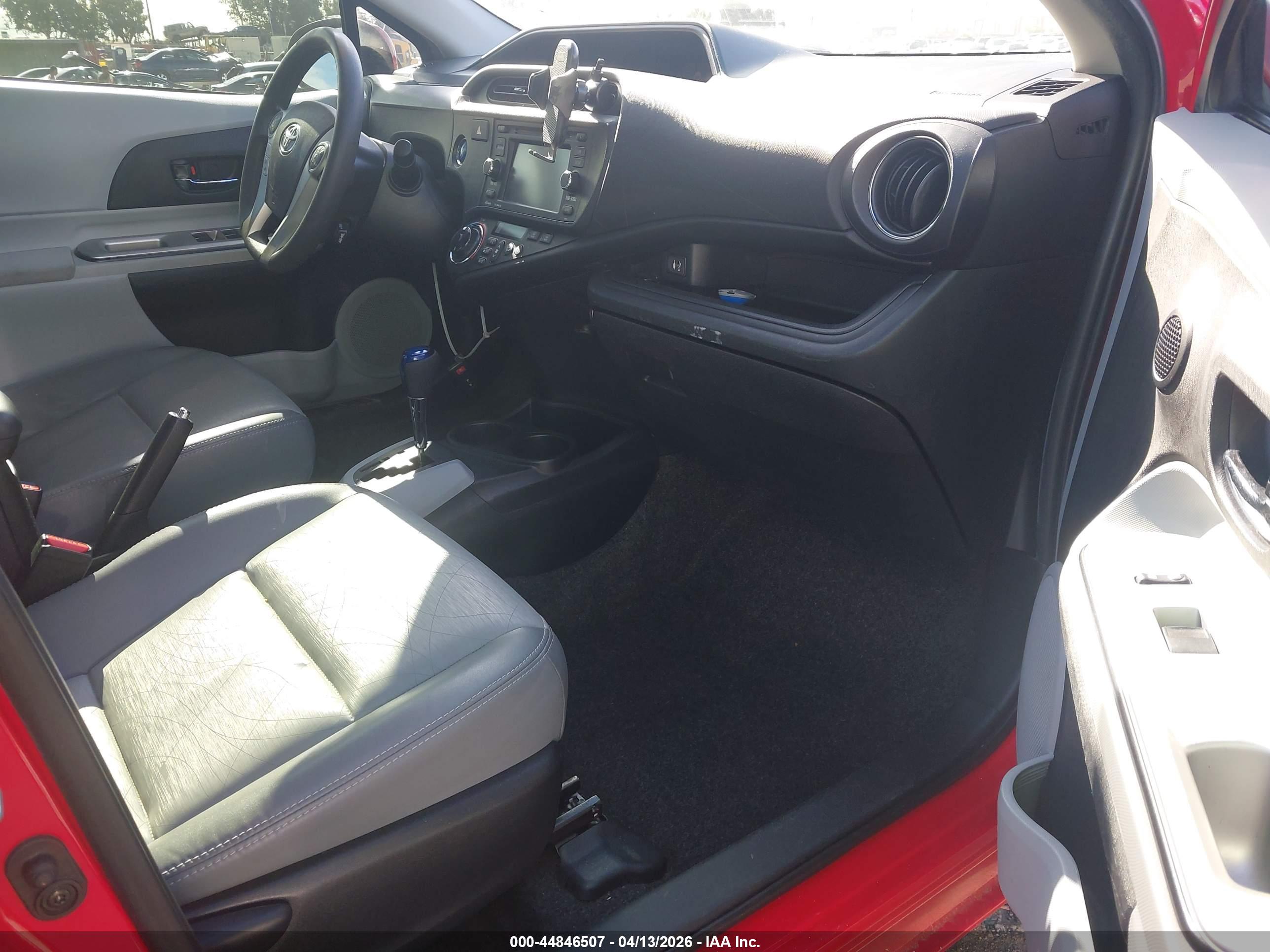 TOYOTA PRIUS image 5