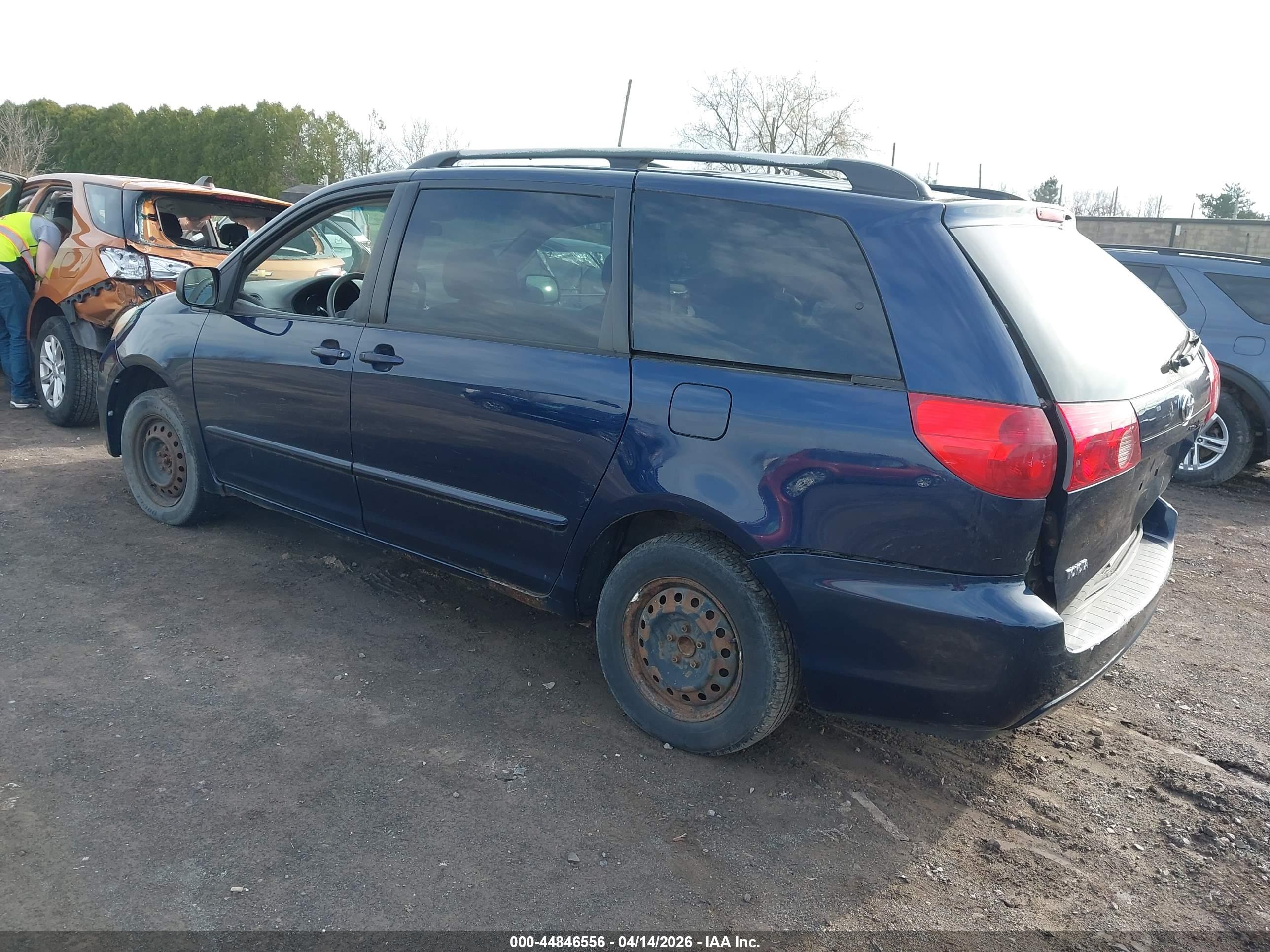 TOYOTA SIENNA image 3