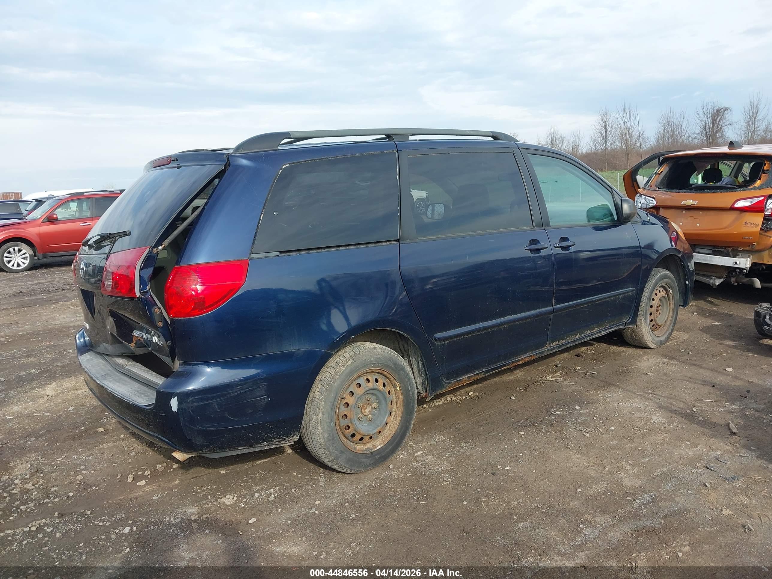 TOYOTA SIENNA image 4