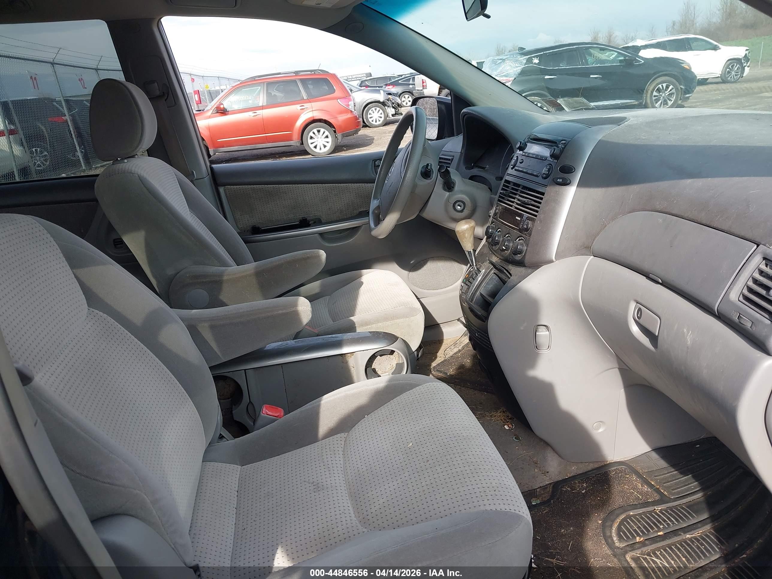 TOYOTA SIENNA image 5