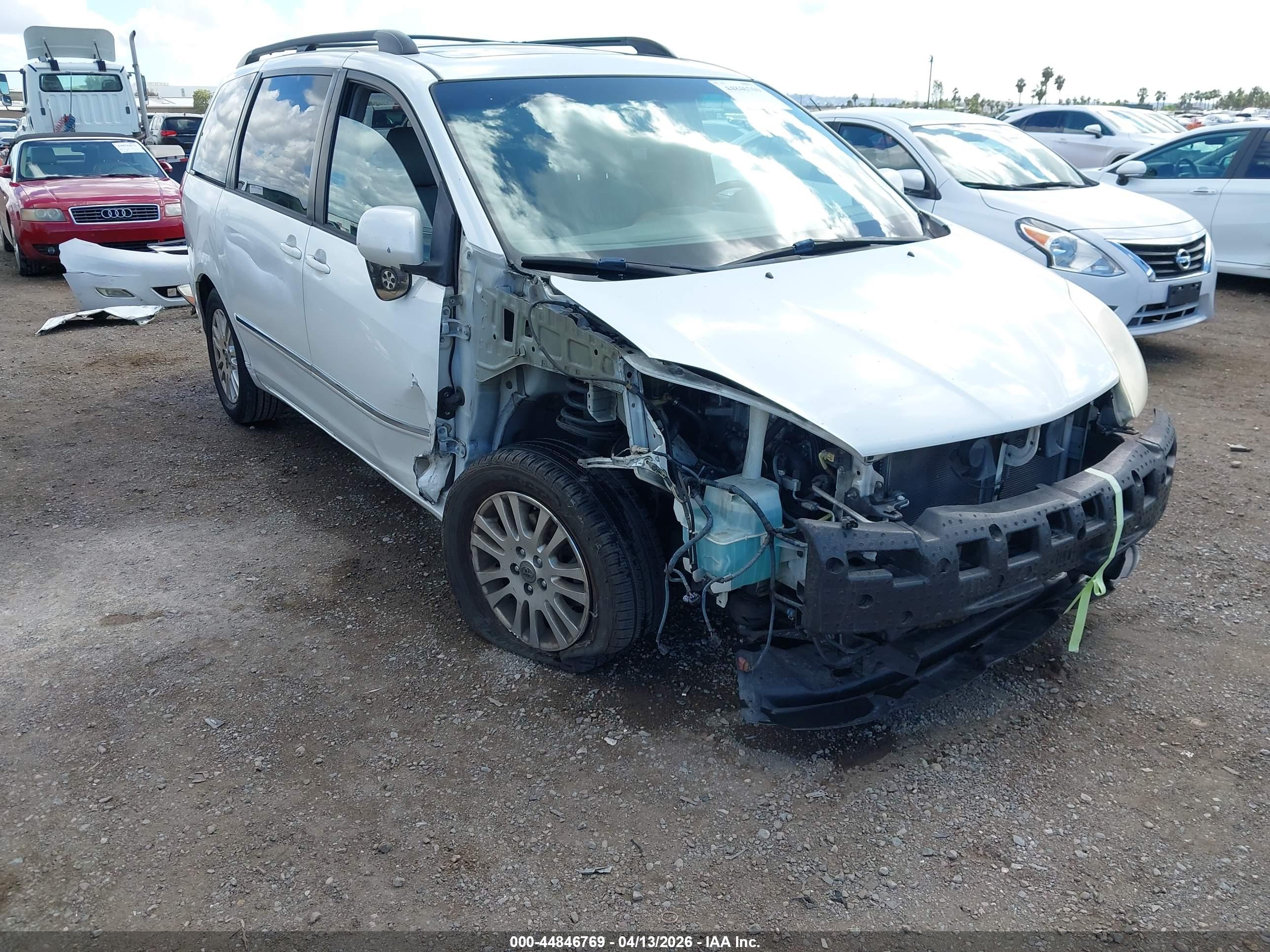 TOYOTA SIENNA image 6