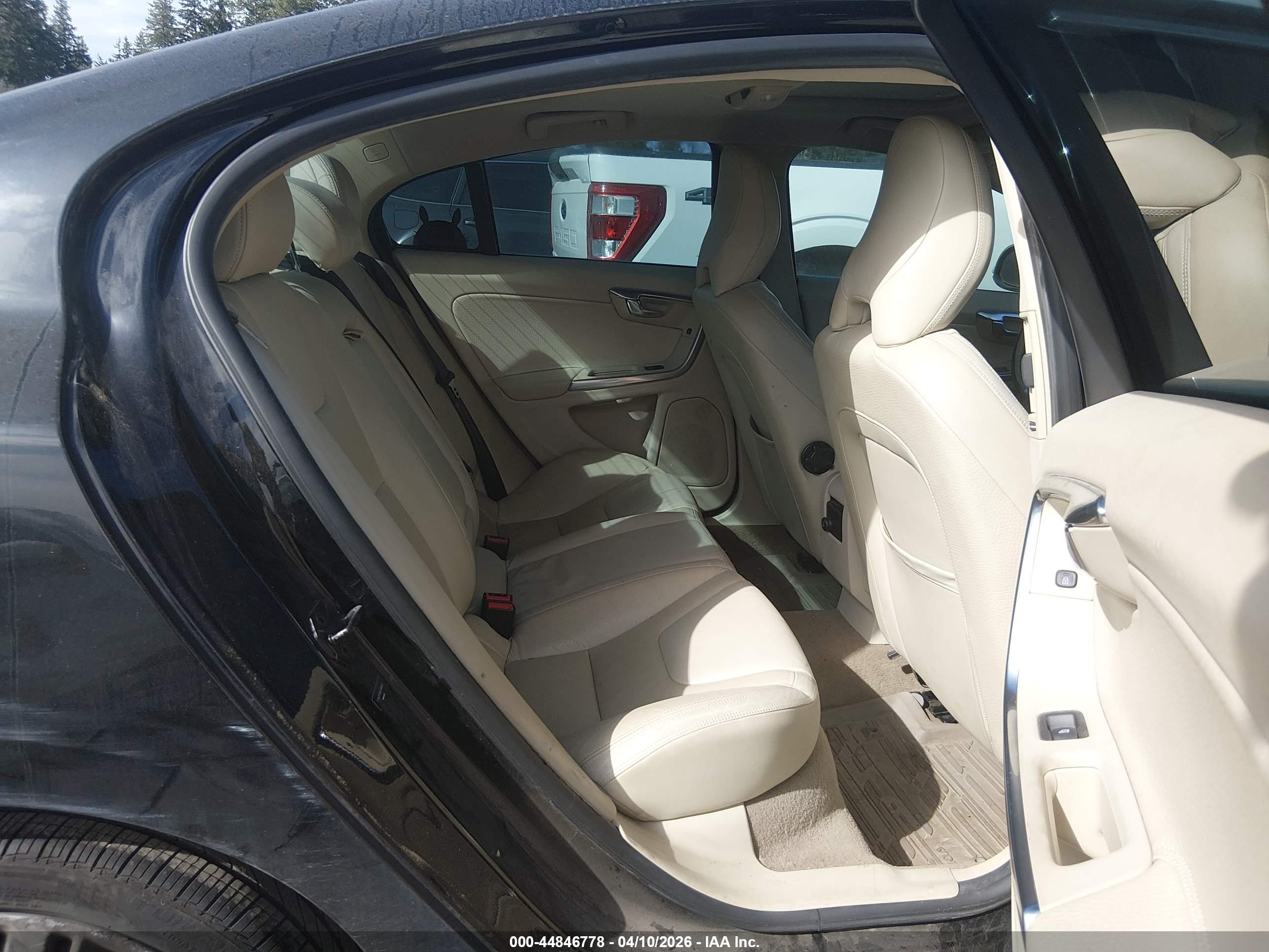 VOLVO S60 image 8