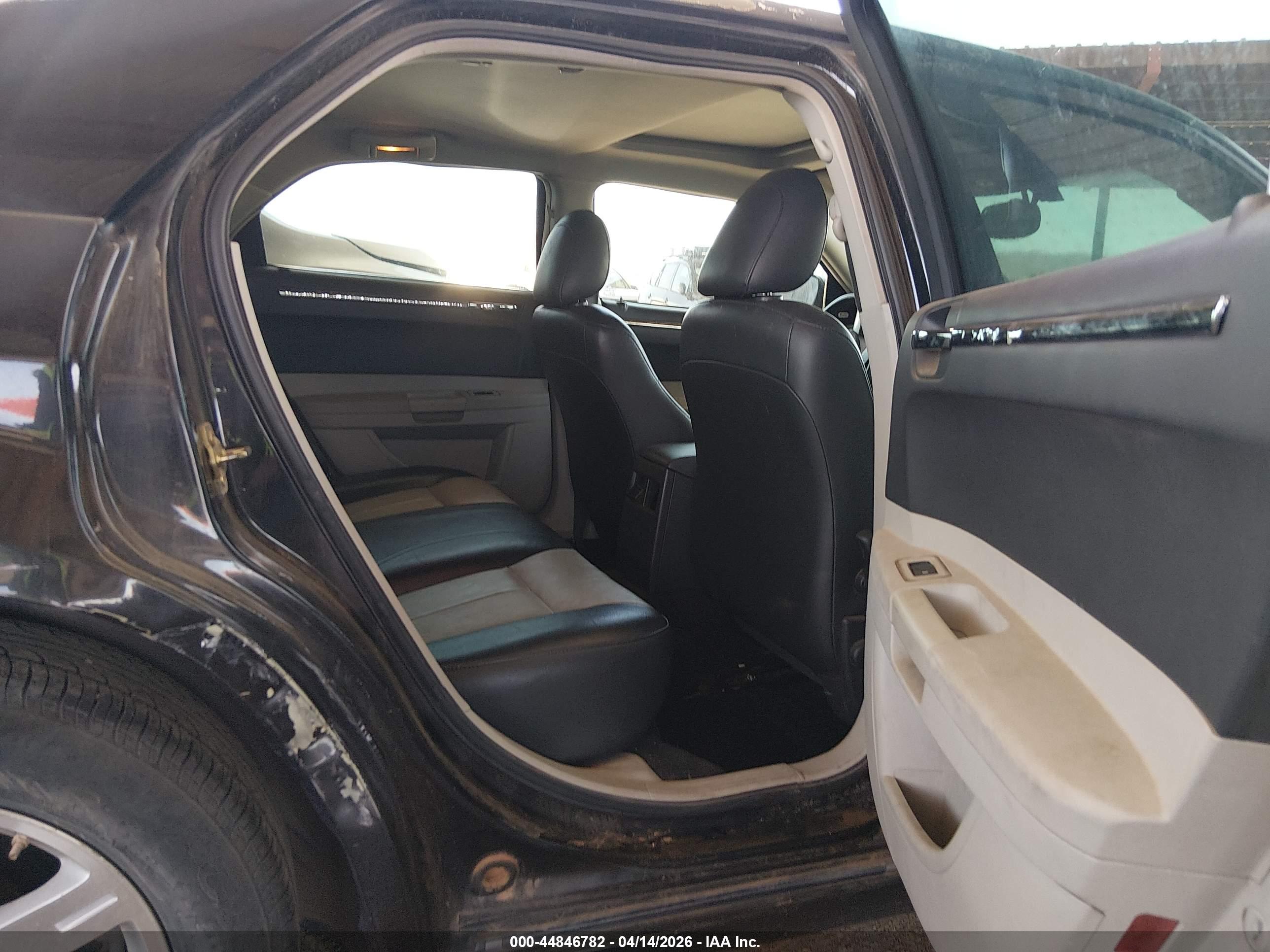 CHRYSLER 300 image 8