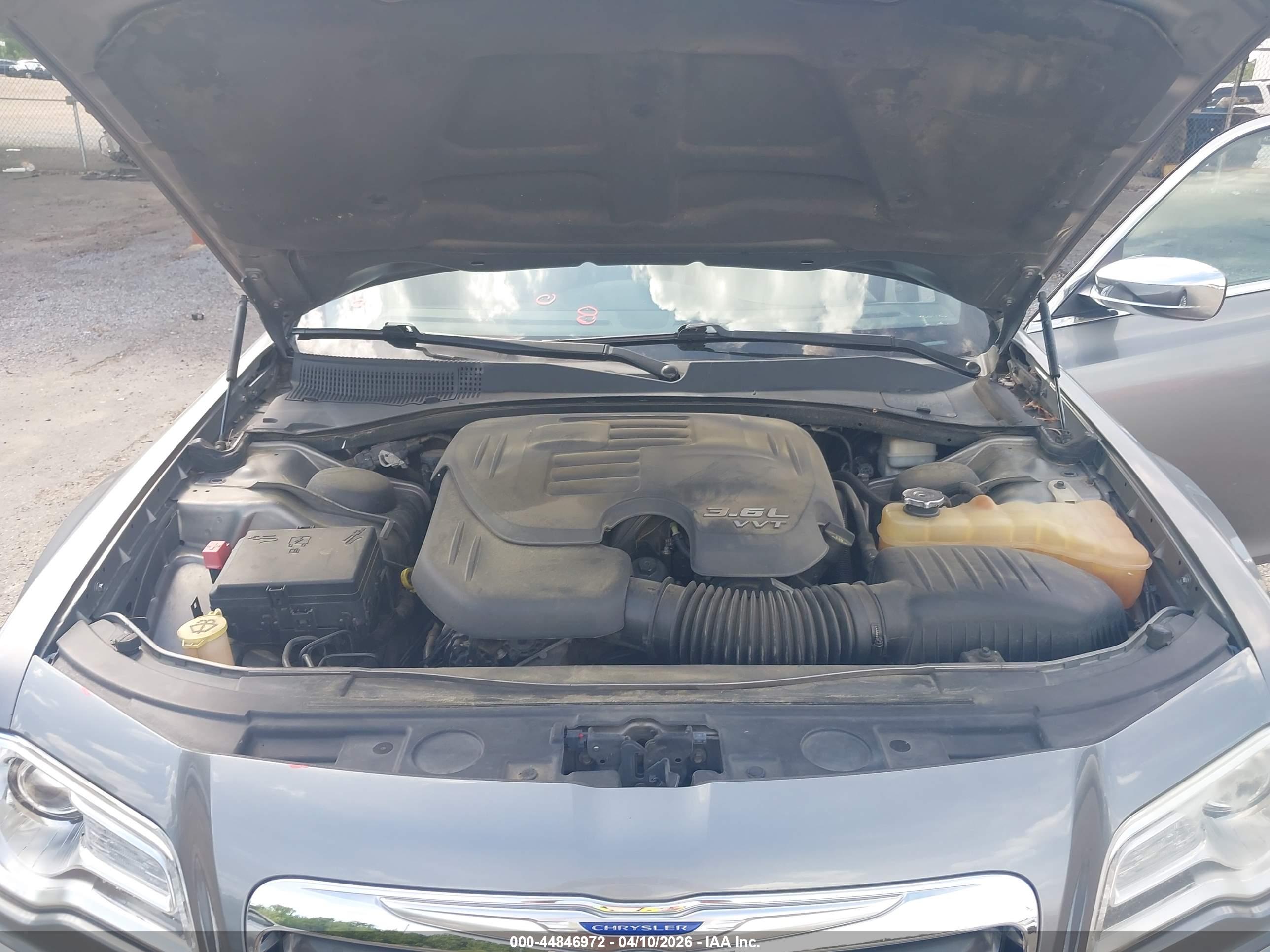 CHRYSLER 300 image 10
