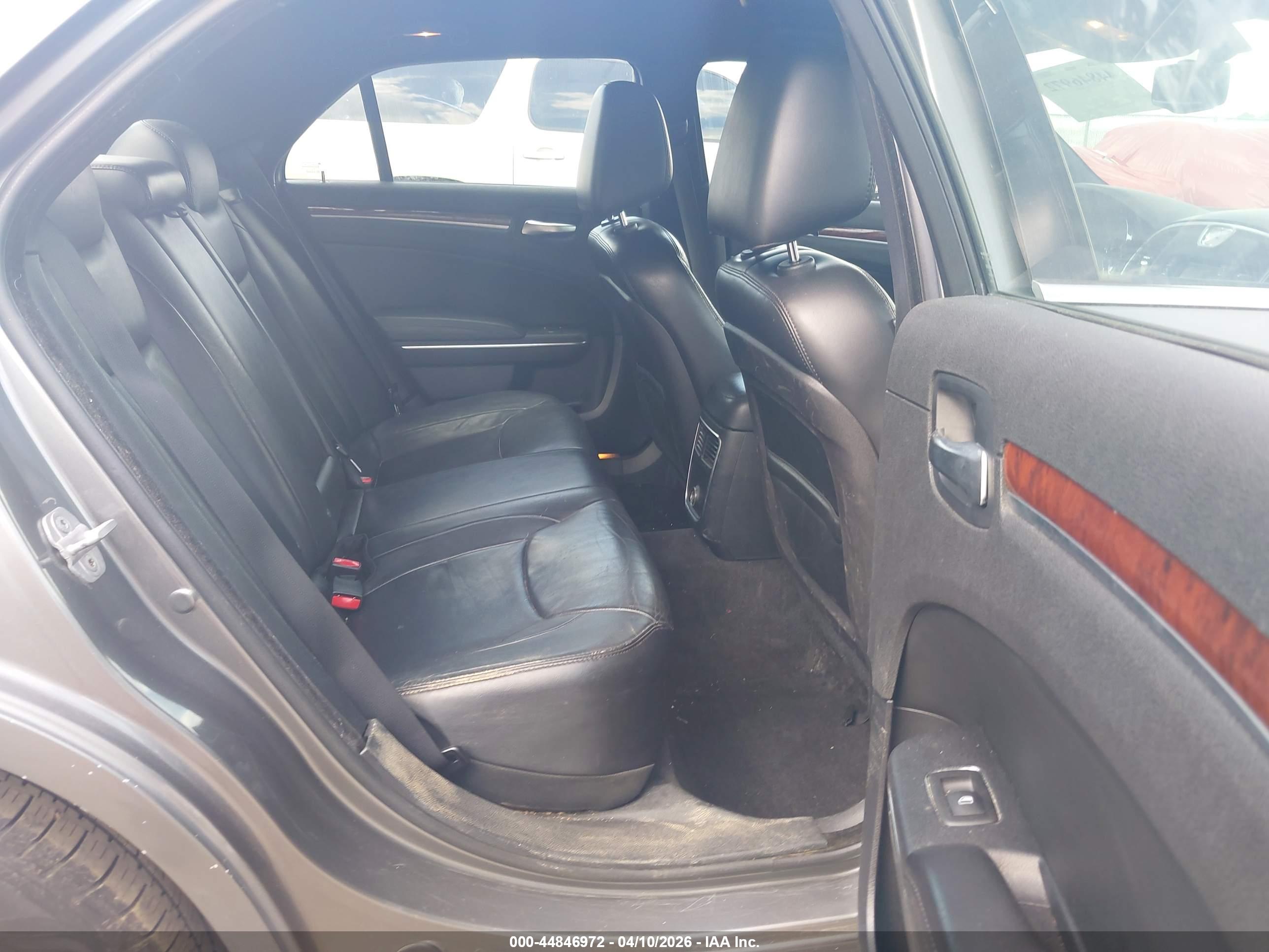 CHRYSLER 300 image 8