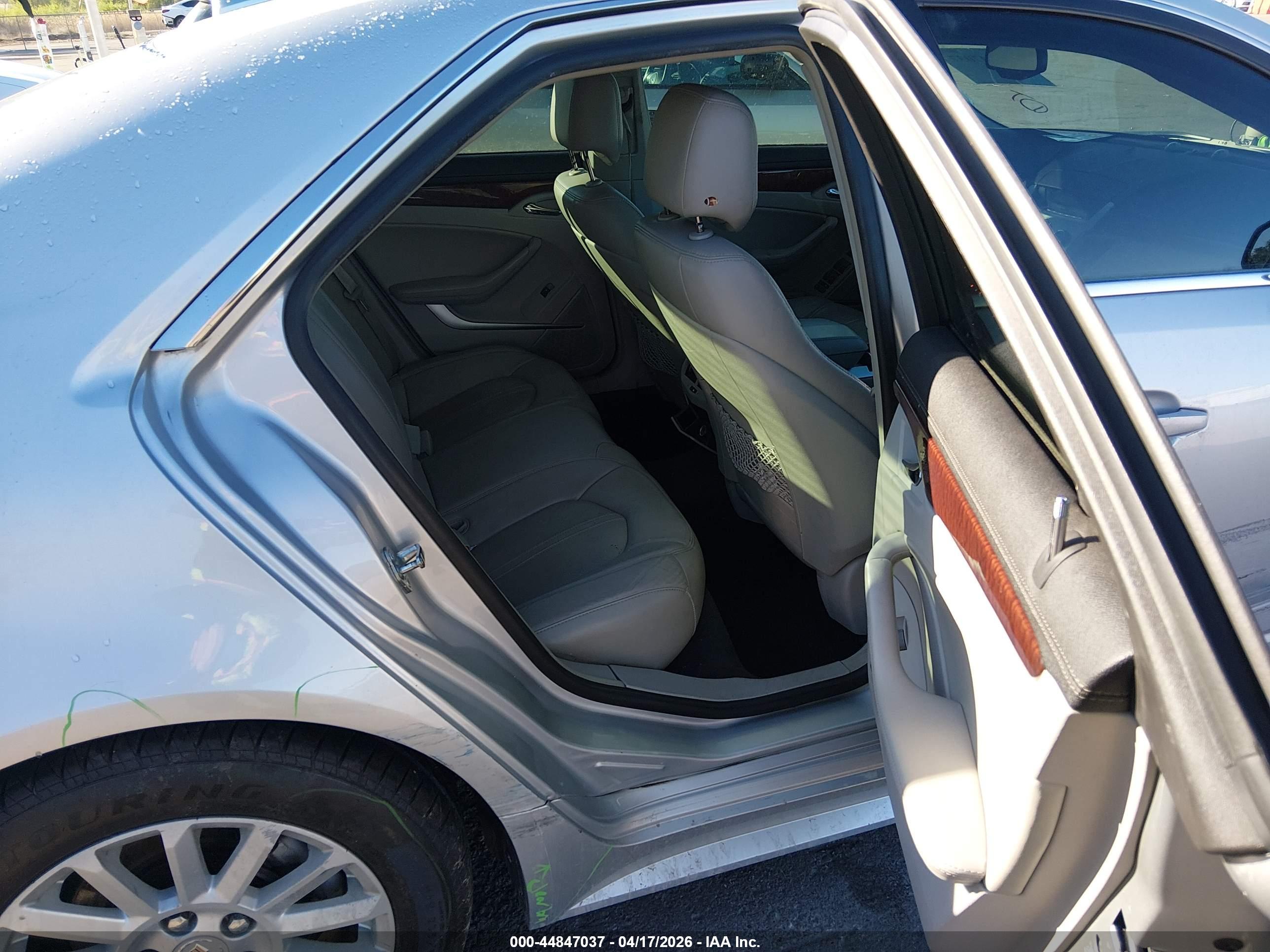 CADILLAC CTS image 8