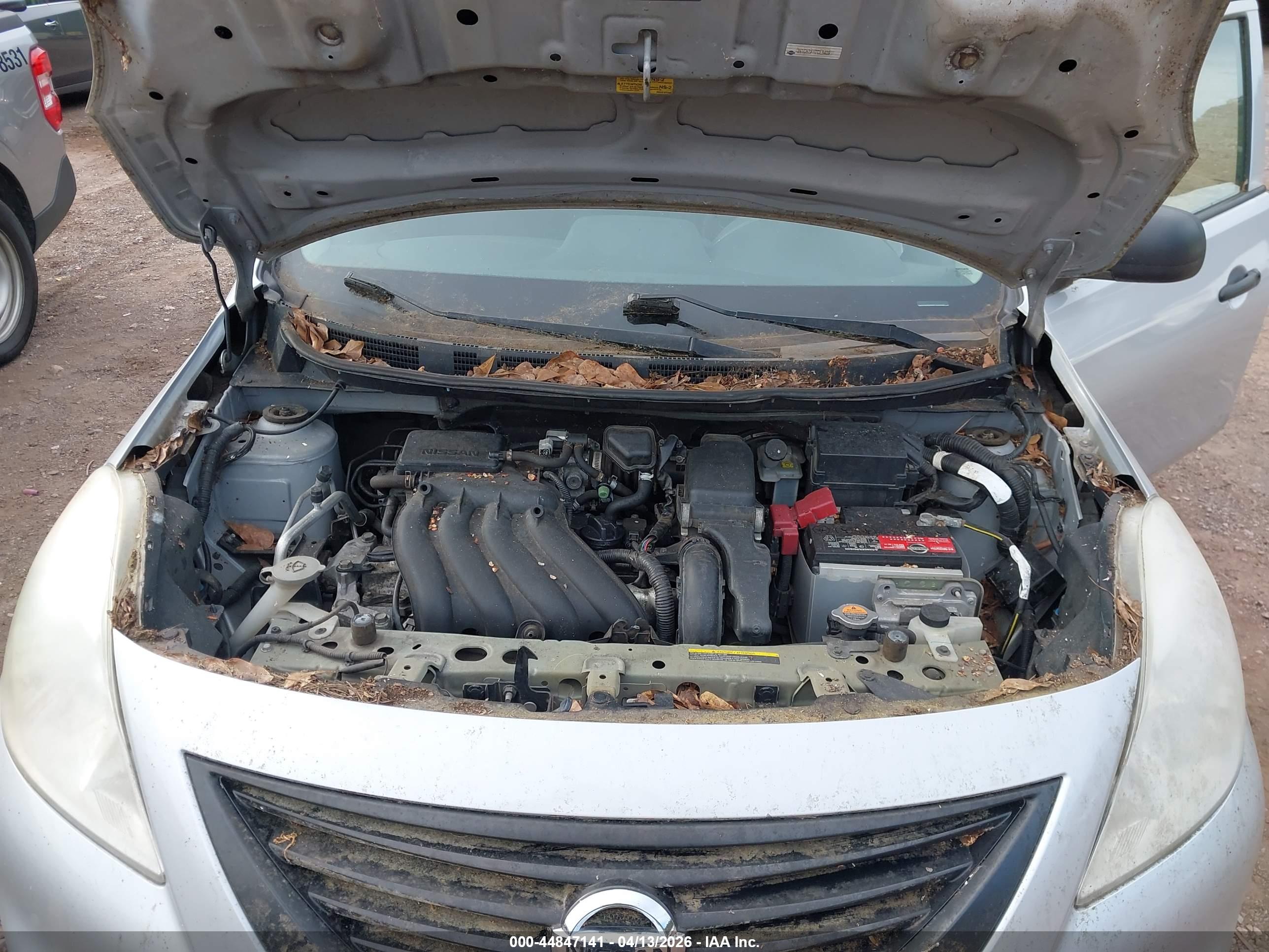 NISSAN VERSA image 10