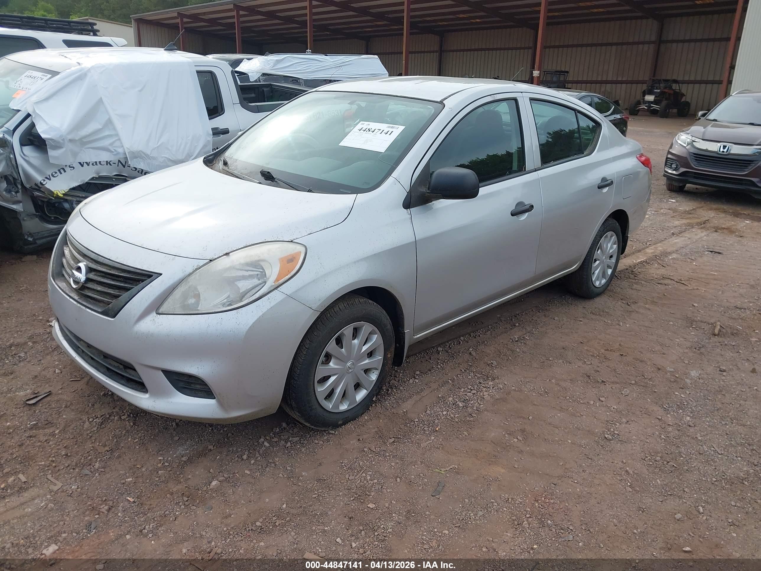 NISSAN VERSA image 2