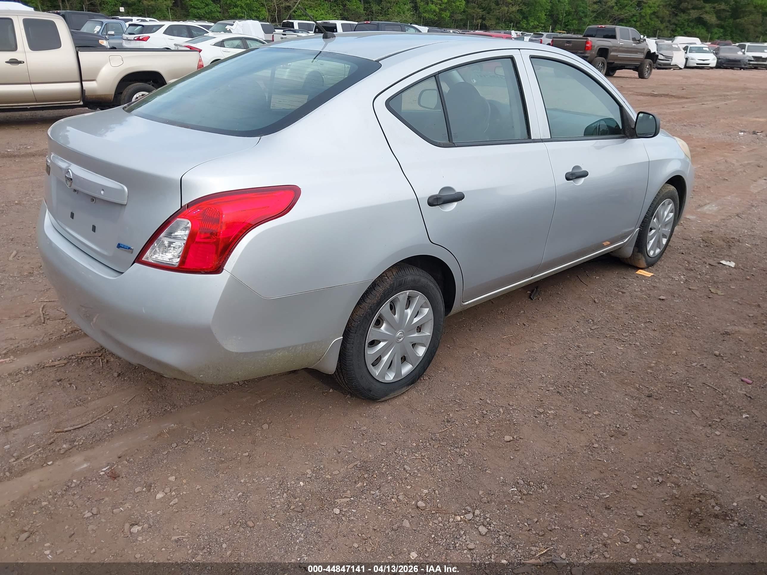 NISSAN VERSA image 4
