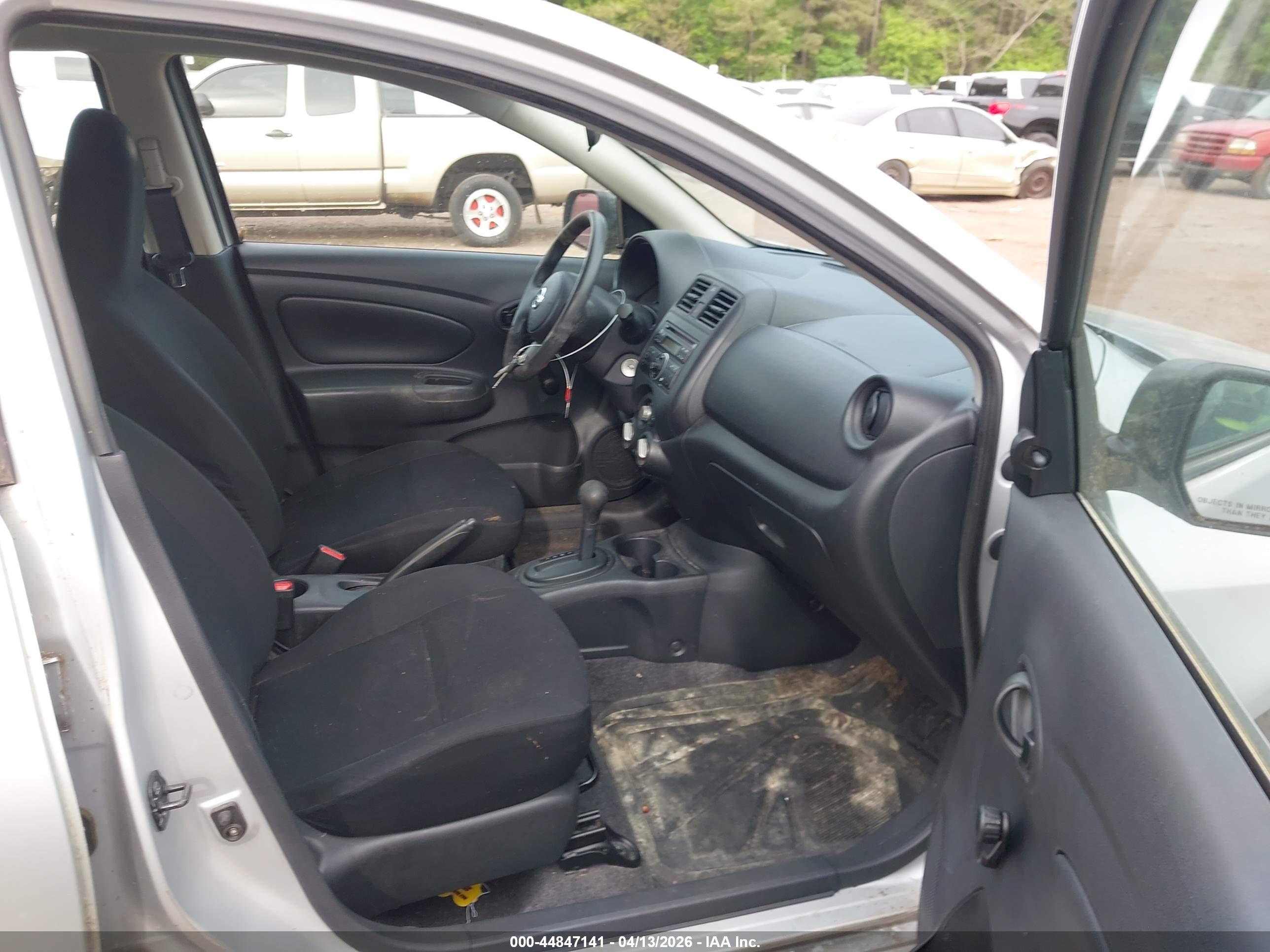 NISSAN VERSA image 5