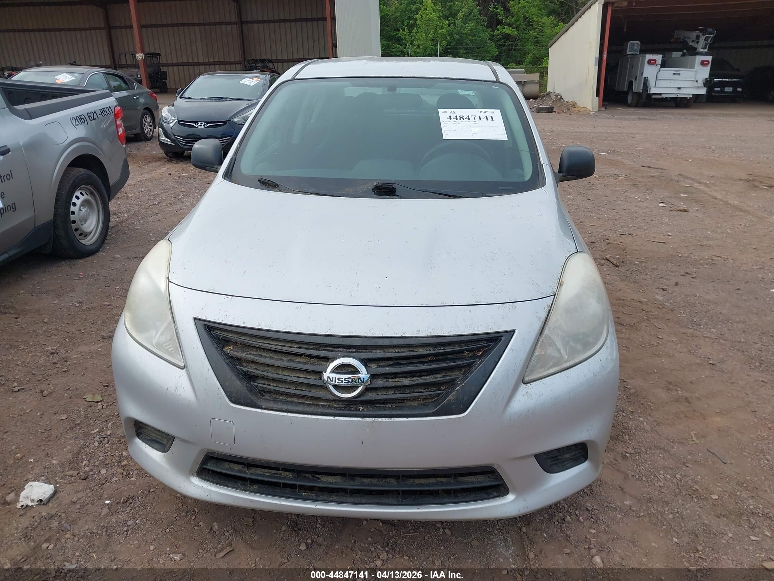 NISSAN VERSA image 6