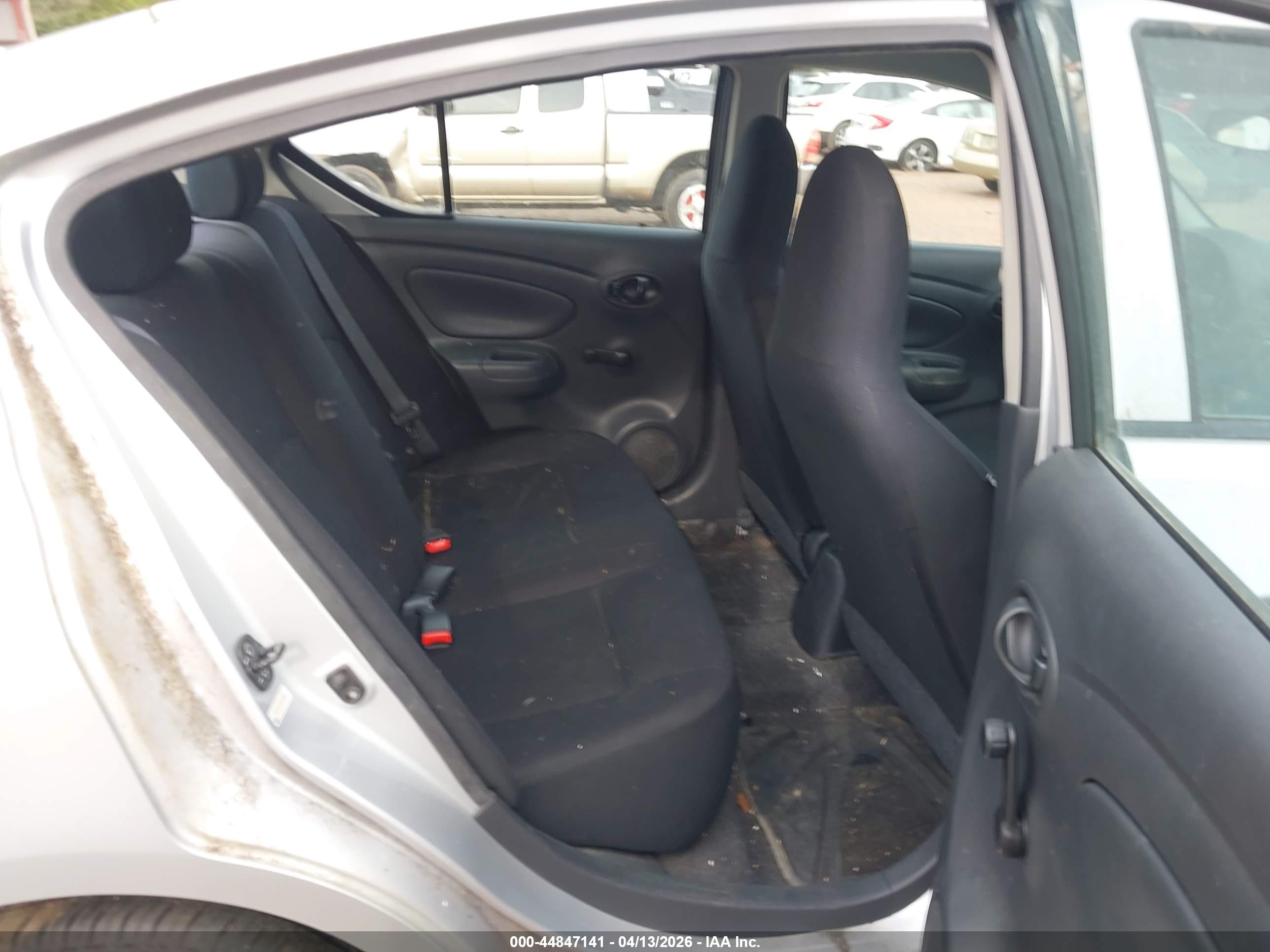 NISSAN VERSA image 8