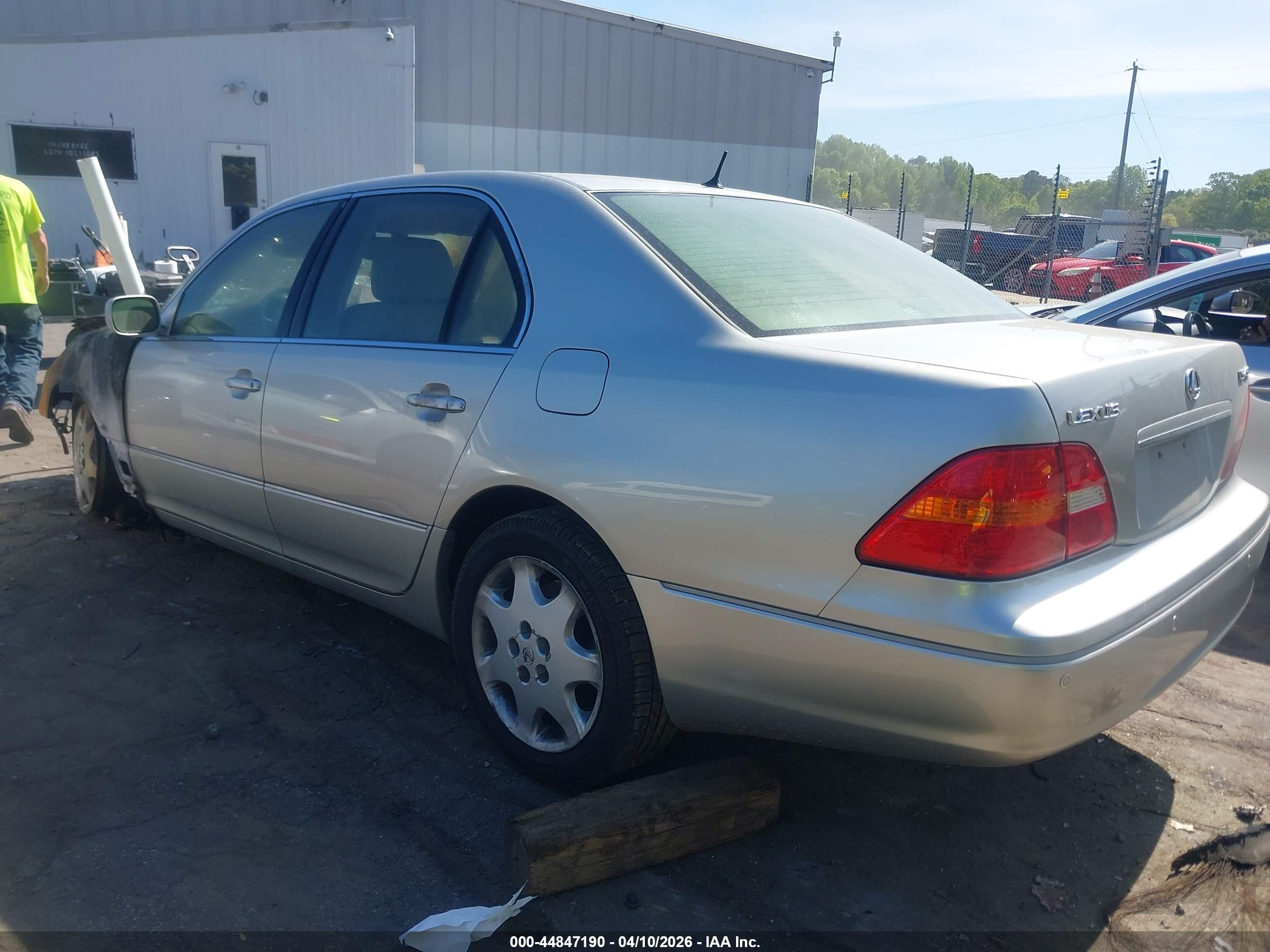 LEXUS LS image 3