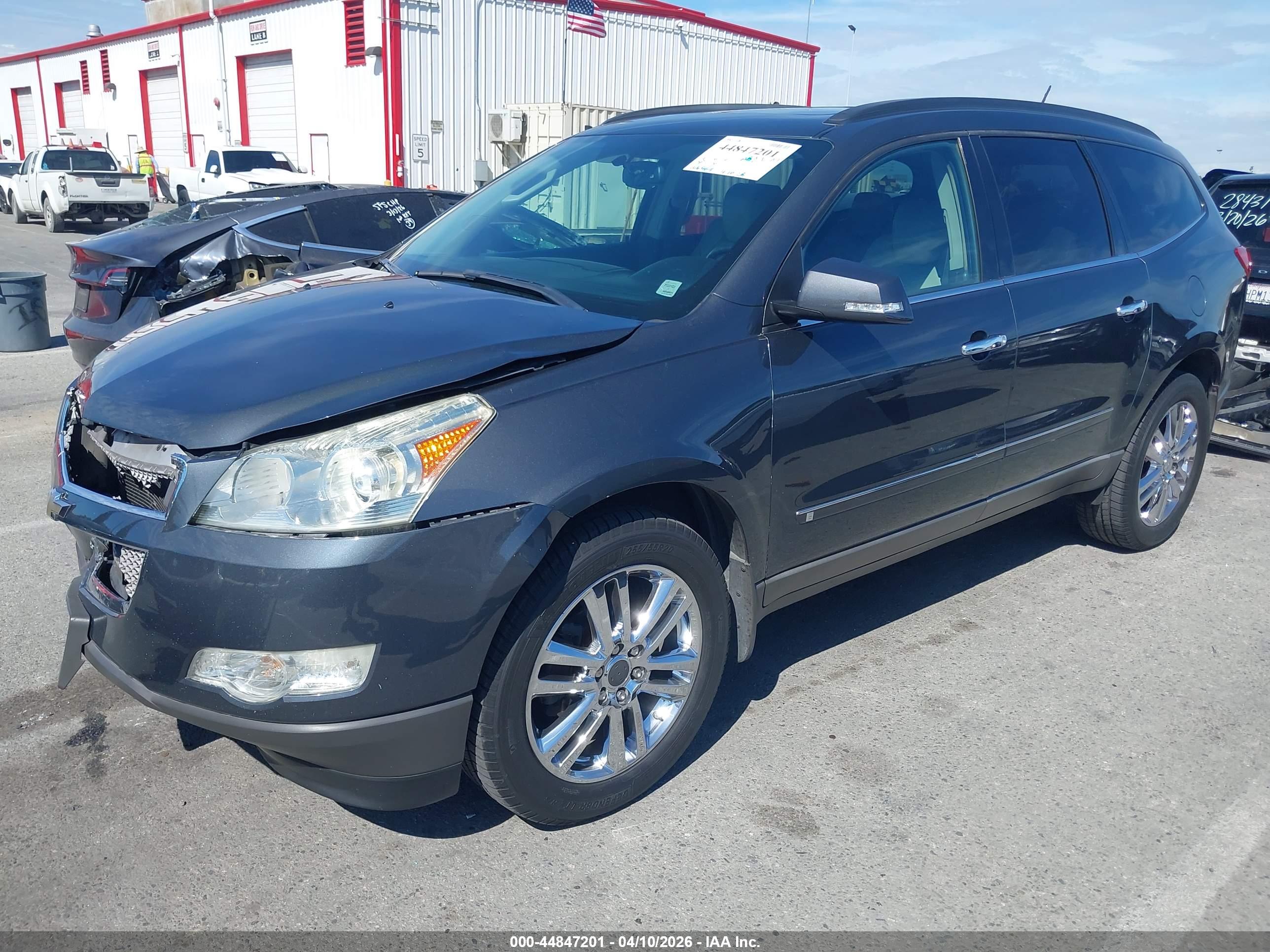 CHEVROLET TRAVERSE image 2