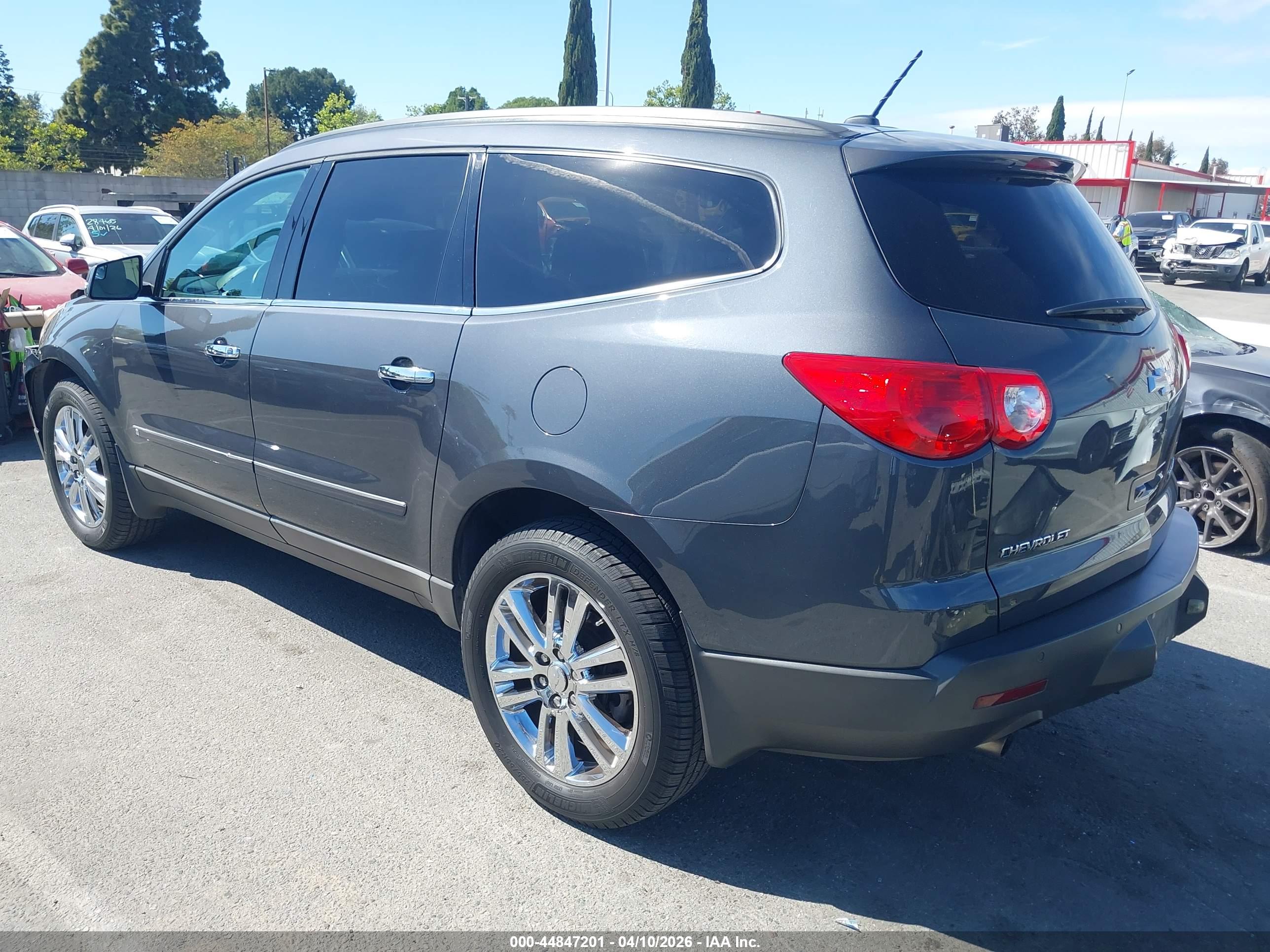 CHEVROLET TRAVERSE image 3