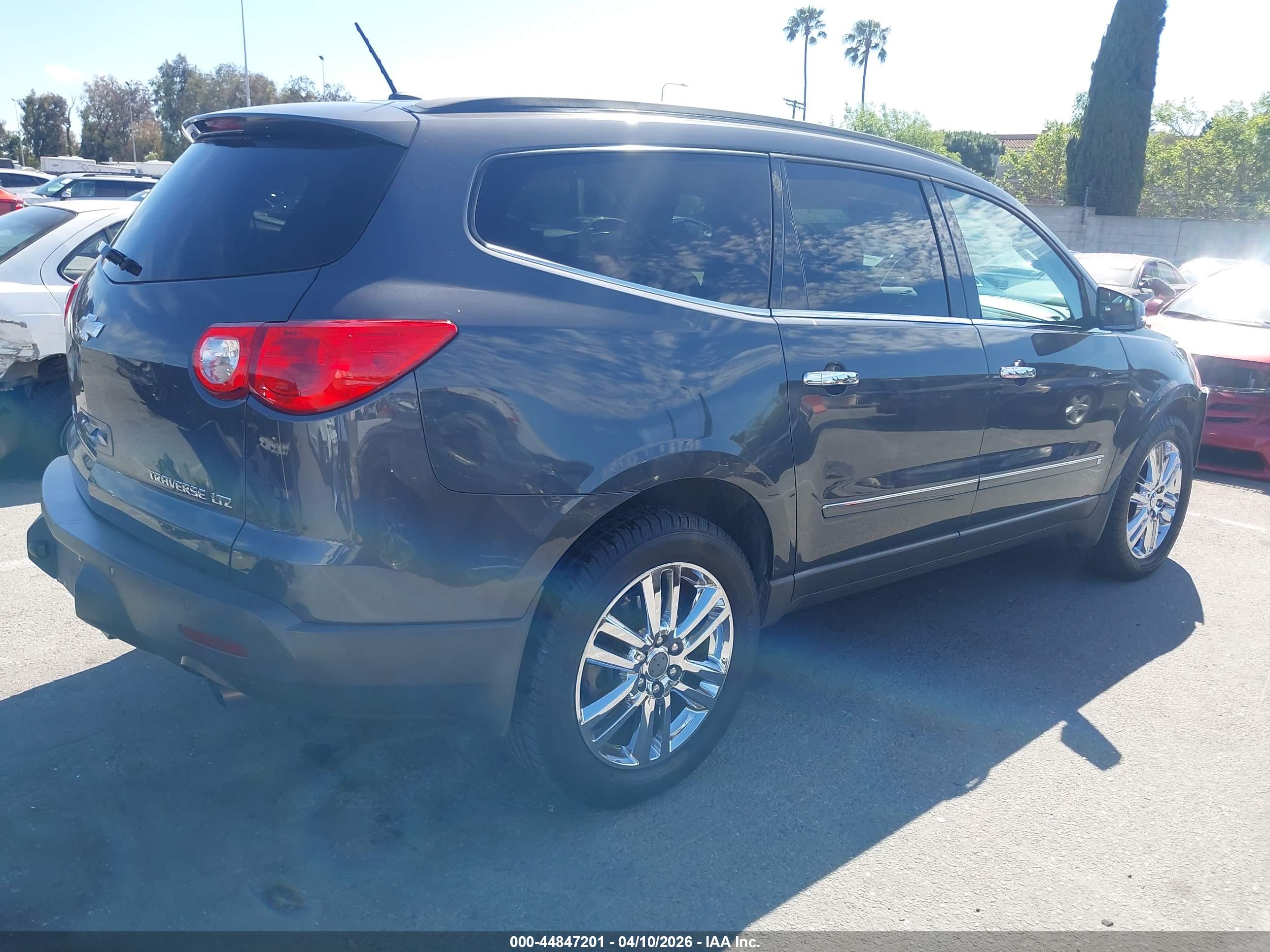 CHEVROLET TRAVERSE image 4