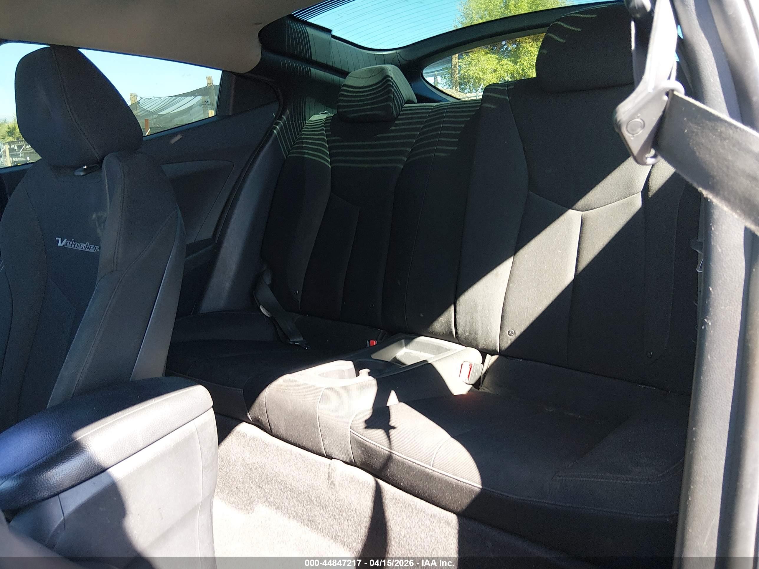 HYUNDAI VELOSTER image 8