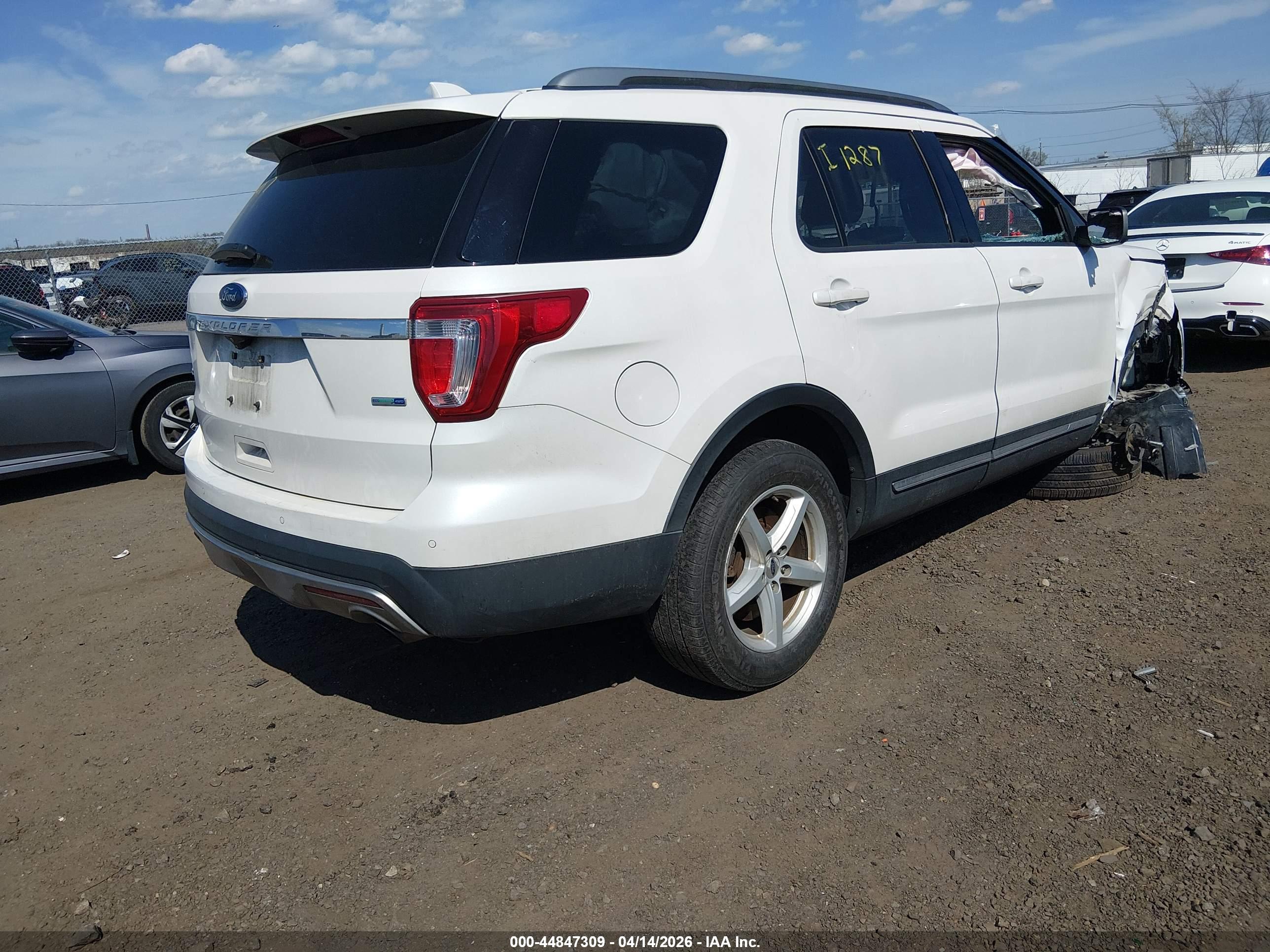 FORD EXPLORER image 4