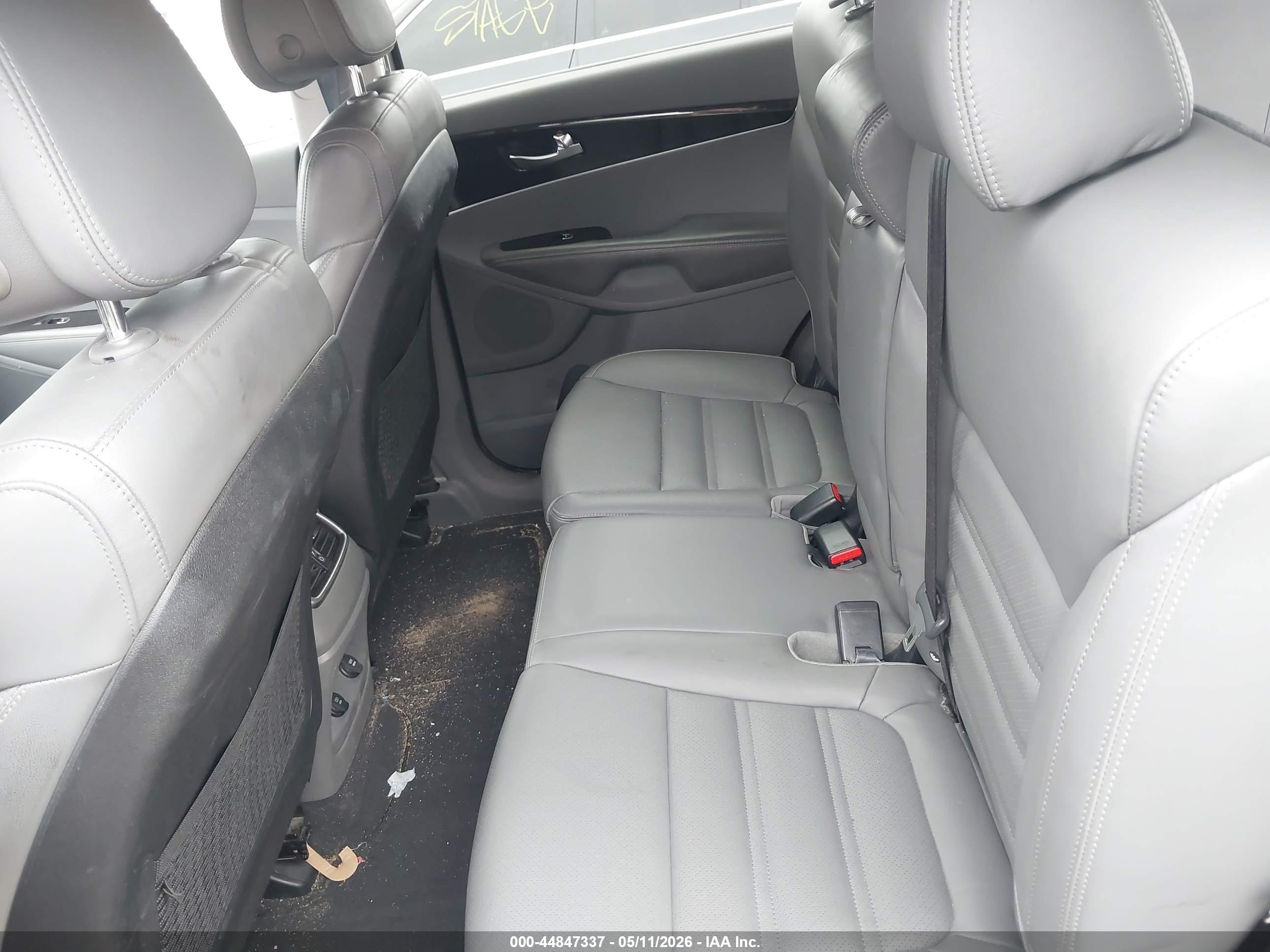 KIA SORENTO image 8