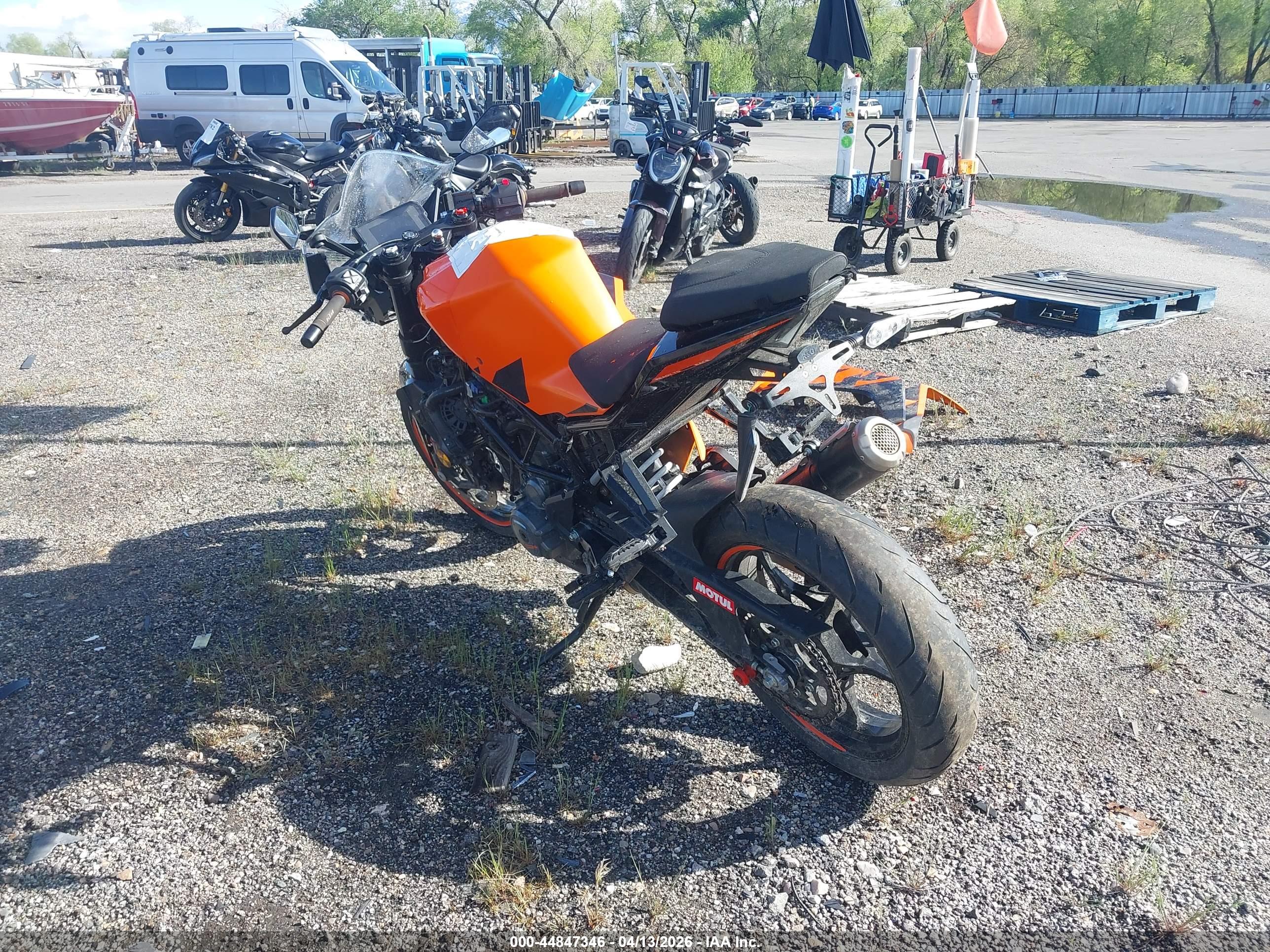 KTM 390 image 3